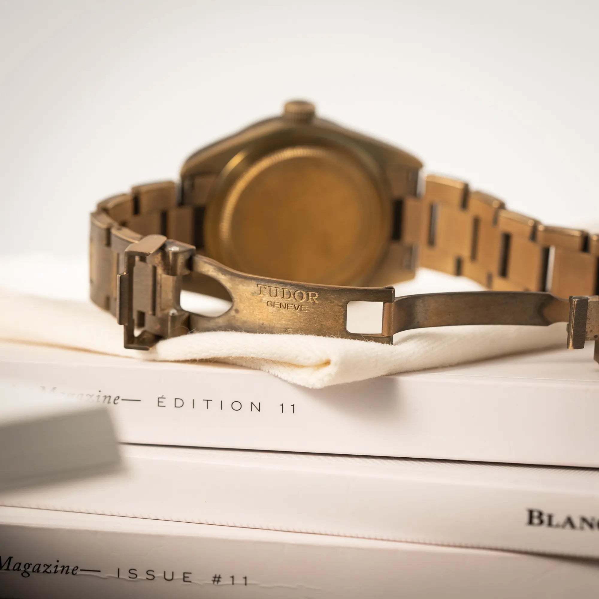 Tudor Logo im Inneren der Faltschliesse der Tudor Black Bay 58 M79012M in Bronze, deren Oberfläche bereits mit einer gleichmäßigen Patina überzogen ist, mit einem braunem Zifferblatt