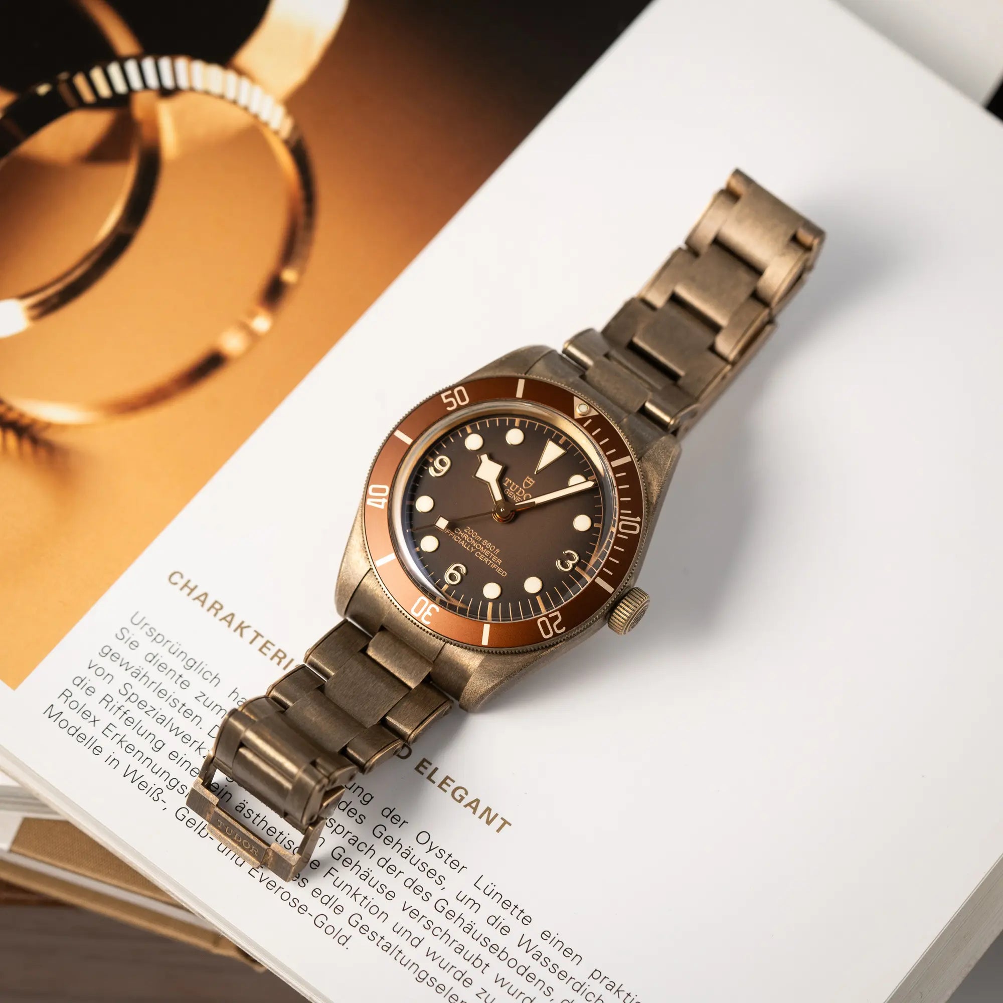 Produktfotografie der Tudor Black Bay 58 M79012M in Bronze, deren Oberfläche bereits mit einer gleichmäßigen Patina überzogen ist, mit einem braunem Zifferblatt