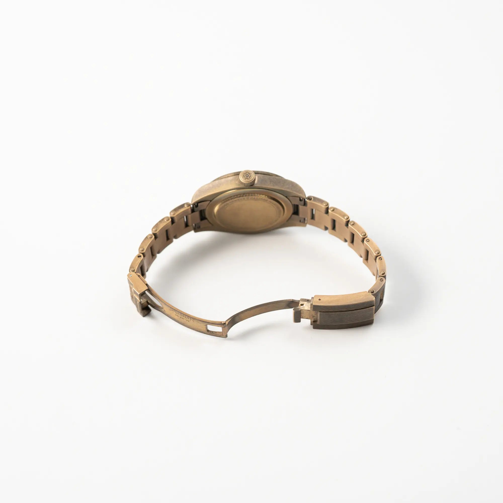 Geöffnete Faltschliesse der Tudor Black Bay 58 M79012M in Bronze, deren Oberfläche bereits mit einer gleichmäßigen Patina überzogen ist, mit einem braunem Zifferblatt