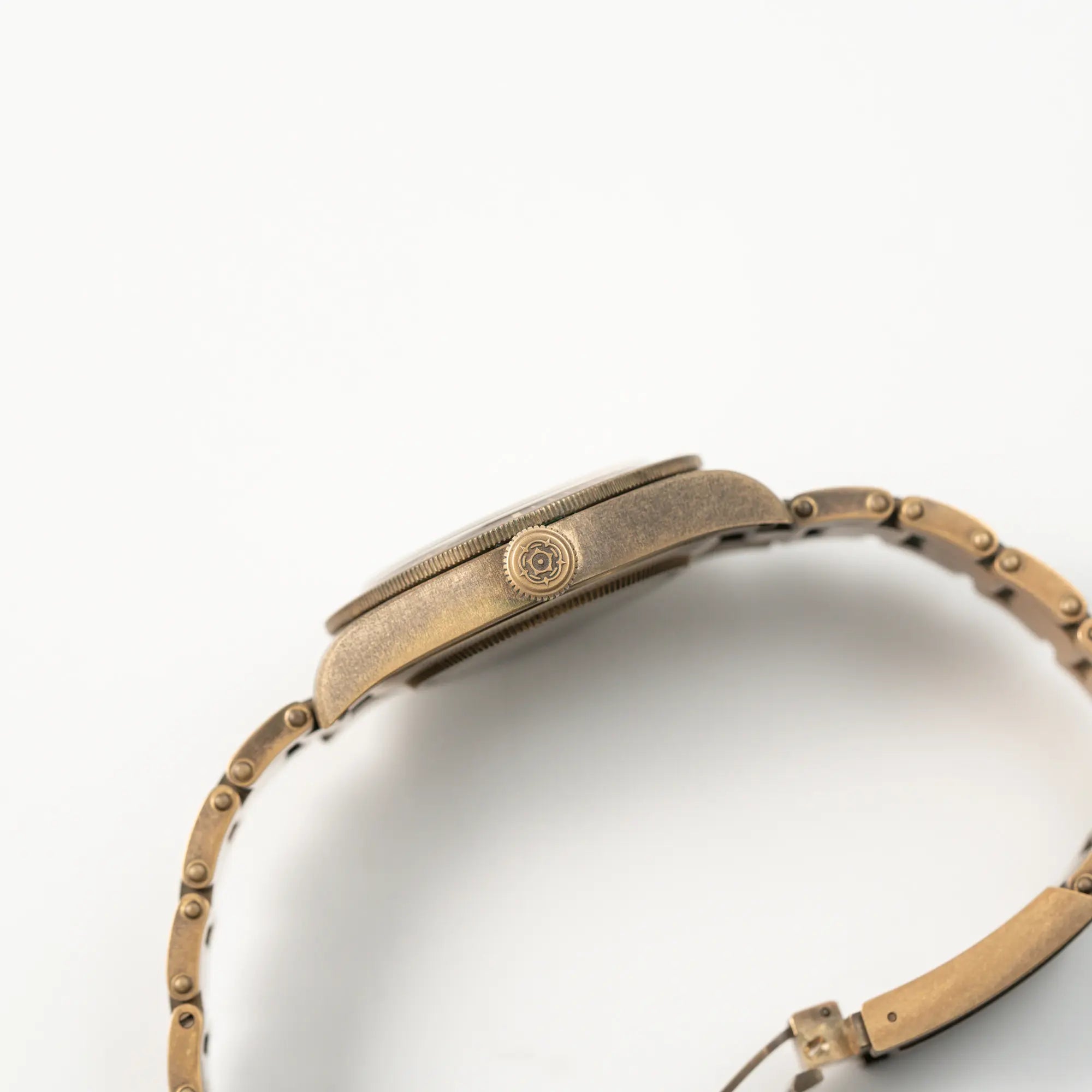 Seitliche Gehäuseflanke mit Blick auf die Aufzugskrone der Tudor Black Bay 58 M79012M in Bronze, deren Oberfläche bereits mit einer gleichmäßigen Patina überzogen ist, mit einem braunem Zifferblatt