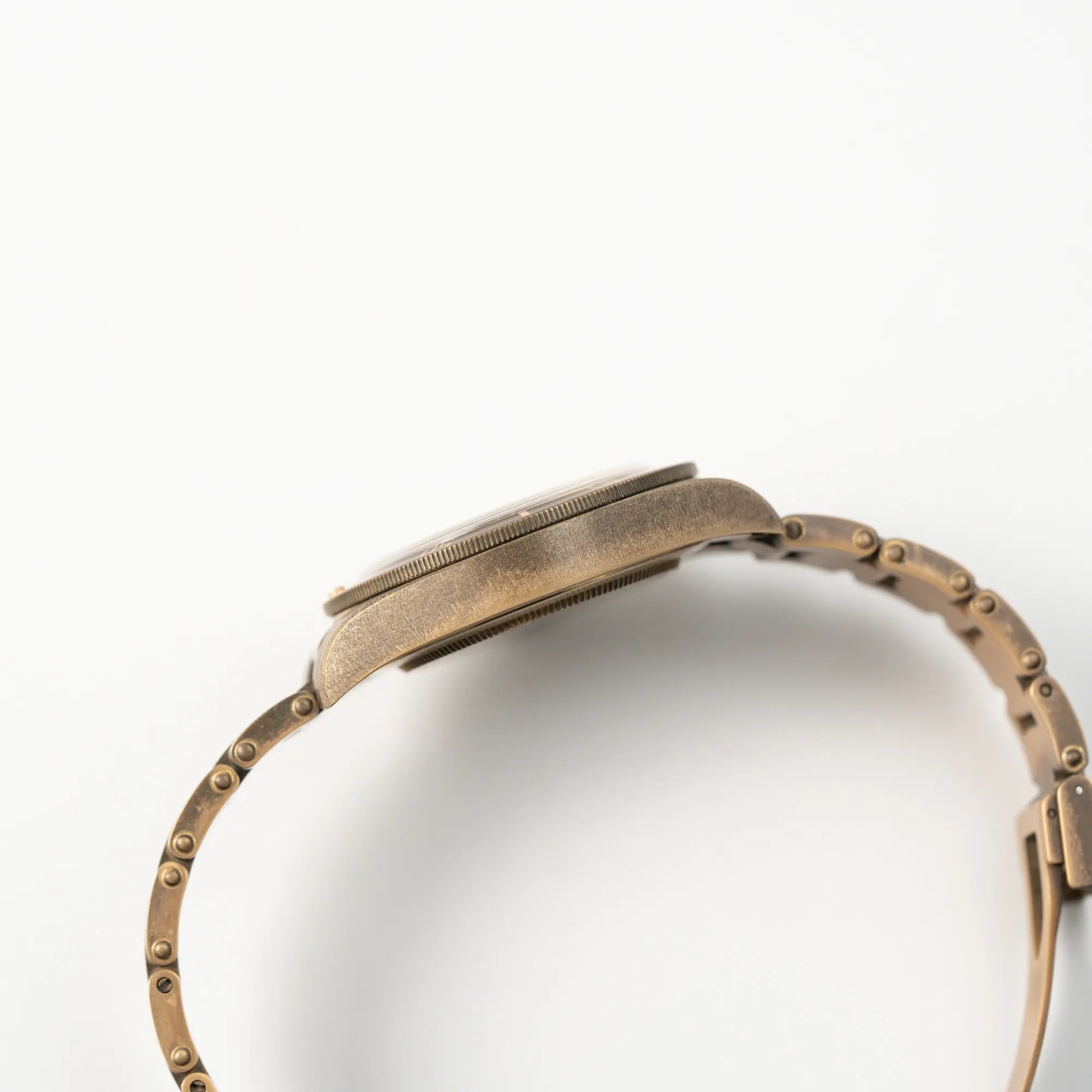 Seitliche Gehäuseflanke der Tudor Black Bay 58 M79012M in Bronze, deren Oberfläche bereits mit einer gleichmäßigen Patina überzogen ist, mit einem braunem Zifferblatt