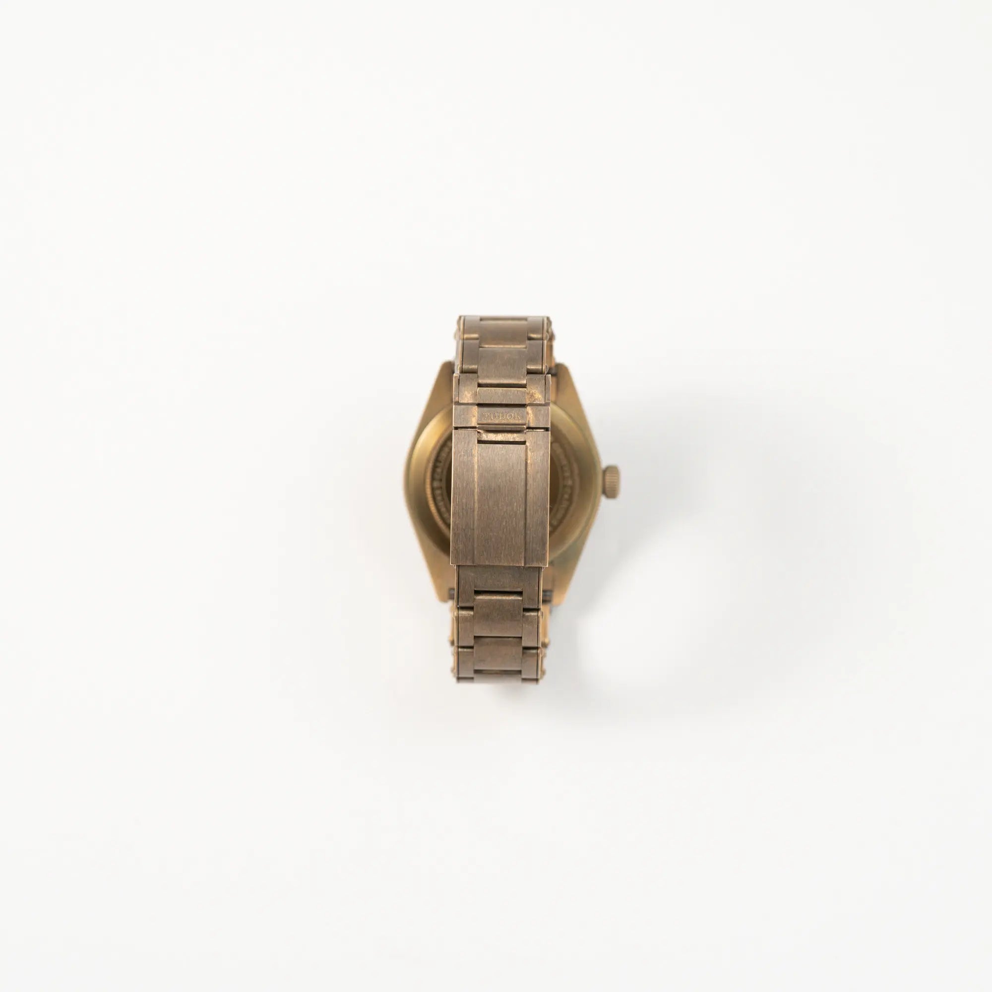 Blick auf das Bronze-Armband und Schliesse der Tudor Black Bay 58 M79012M in Bronze, deren Oberfläche bereits mit einer gleichmäßigen Patina überzogen ist, mit einem braunem Zifferblatt