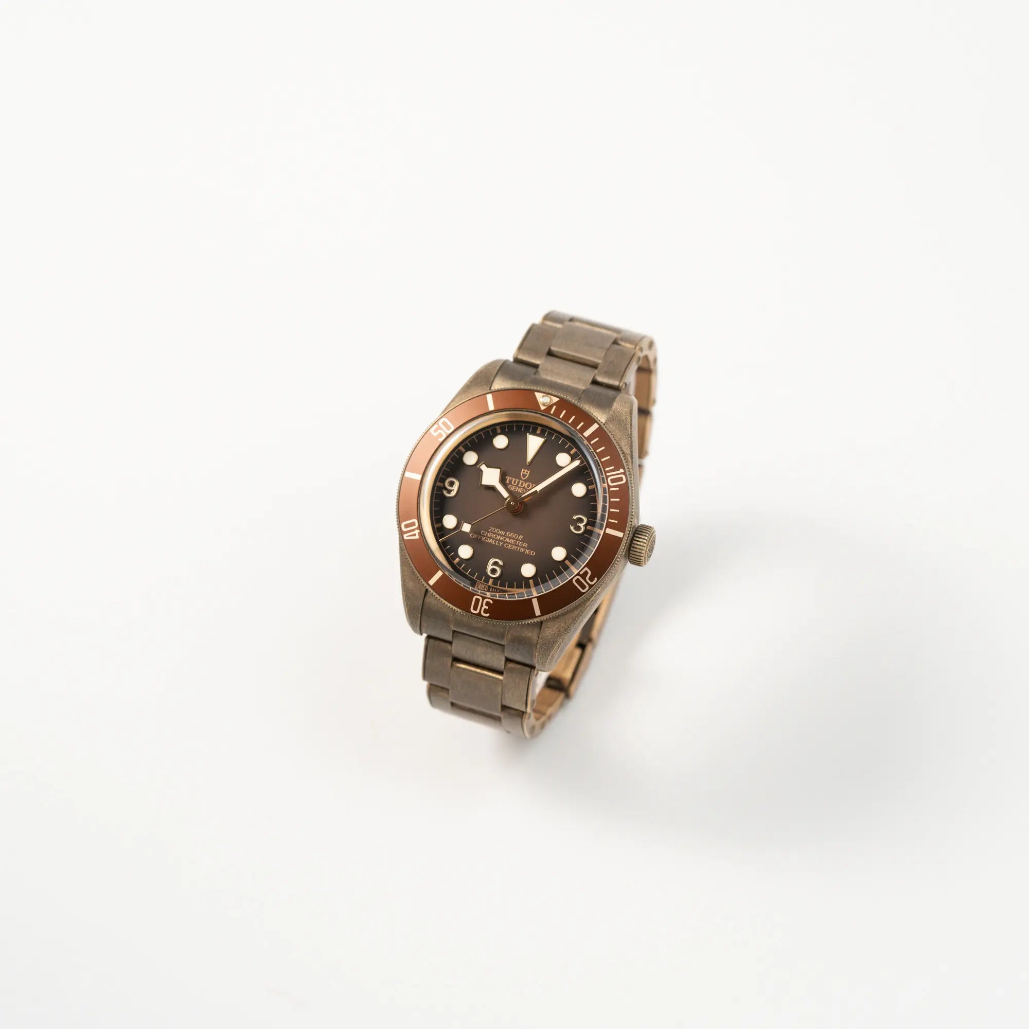 Leicht schräge Ansicht der Tudor Black Bay 58 M79012M in Bronze, deren Oberfläche bereits mit einer gleichmäßigen Patina überzogen ist, mit einem braunem Zifferblatt