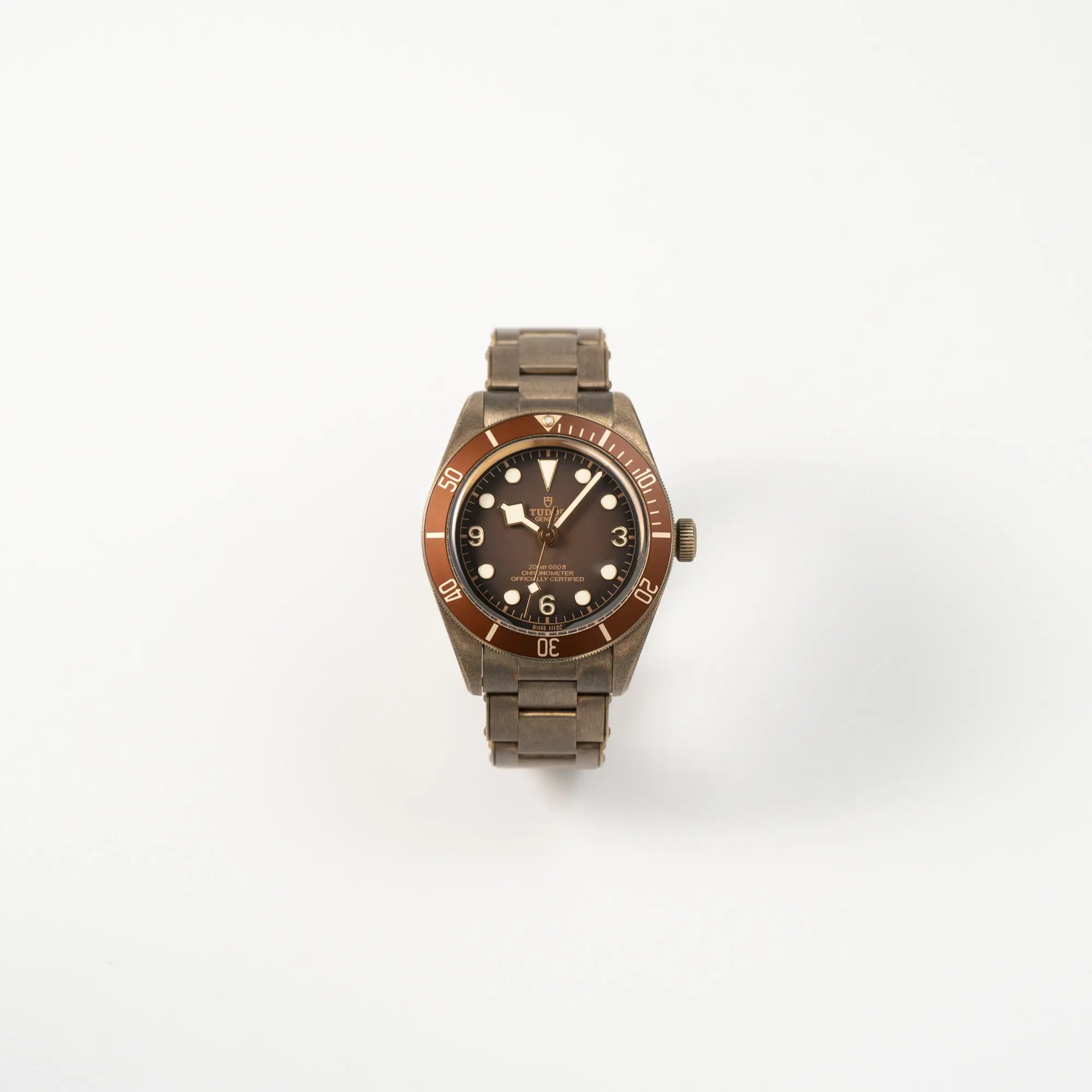 Frontale Ansicht der Tudor Black Bay 58 M79012M in Bronze, deren Oberfläche bereits mit einer gleichmäßigen Patina überzogen ist, mit einem braunem Zifferblatt