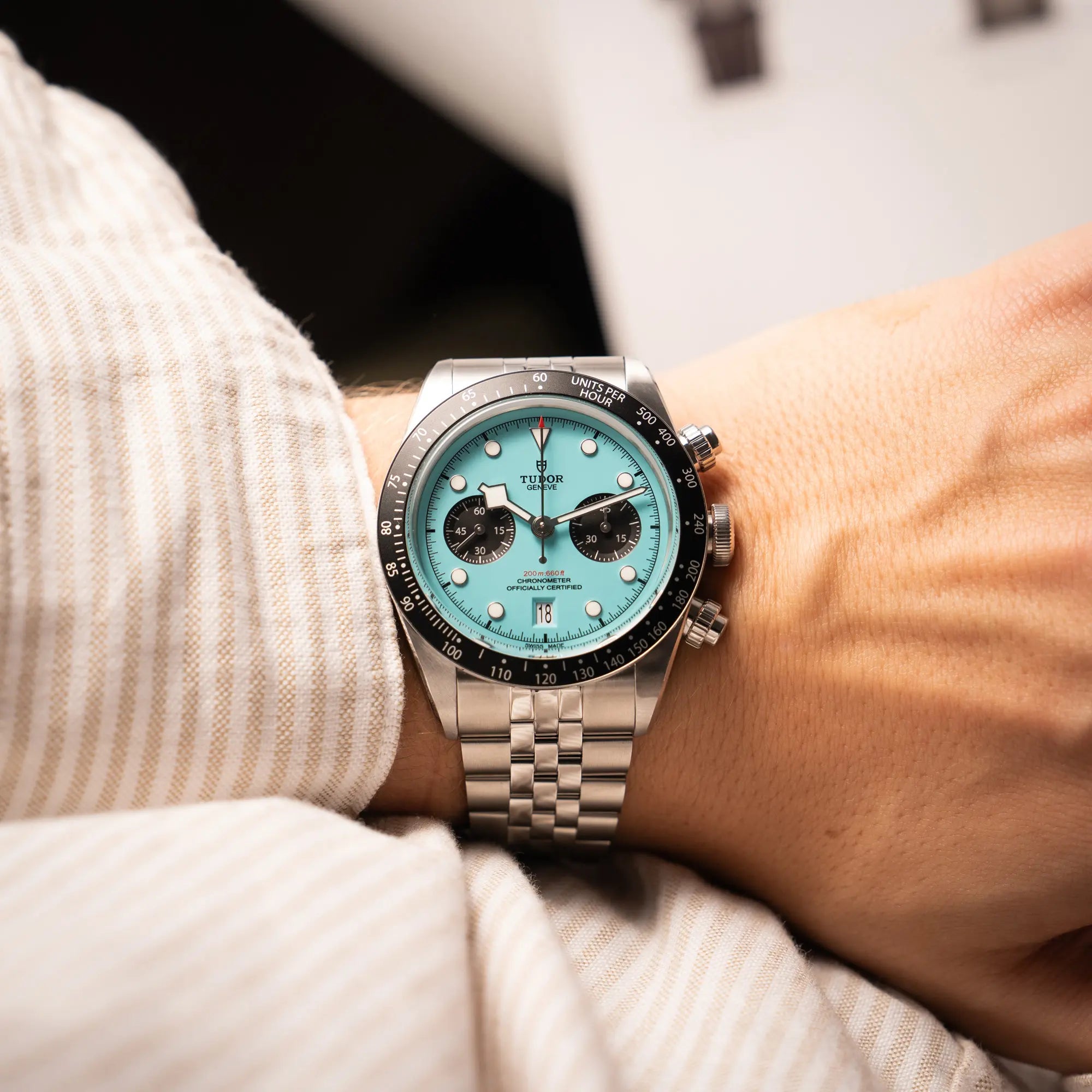 Wristshot mit der Tudor Black Bay Chronograph Flamingo mit dem türkis-blauen Zifferblatt und schwarzer Lünette mit Zähler-Skala