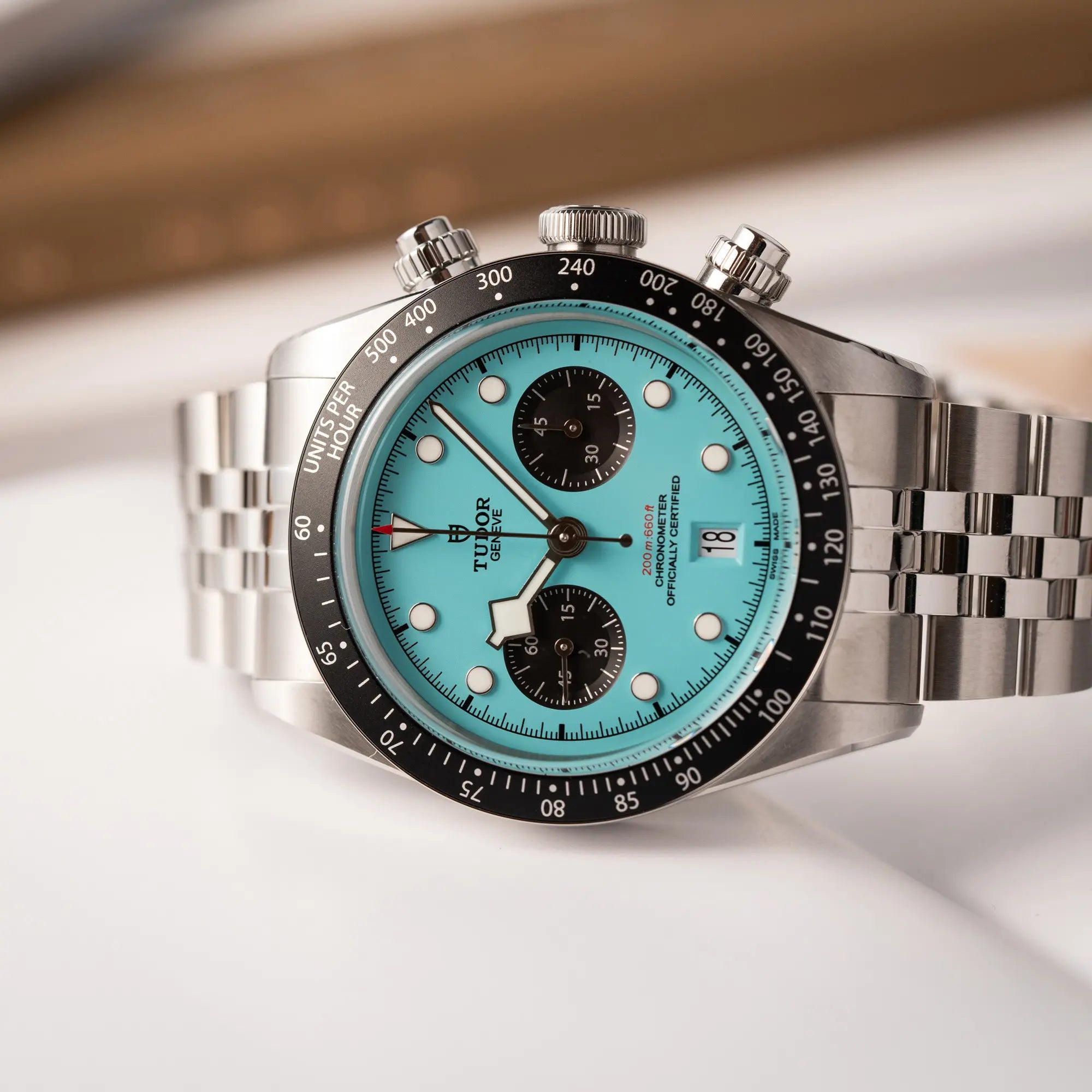 Produktfotografie als Titelbild für den Tudor Black Bay Chronograph Flamingo mit dem türkis-blauen Zifferblatt und schwarzer Lünette mit Zähler-Skala