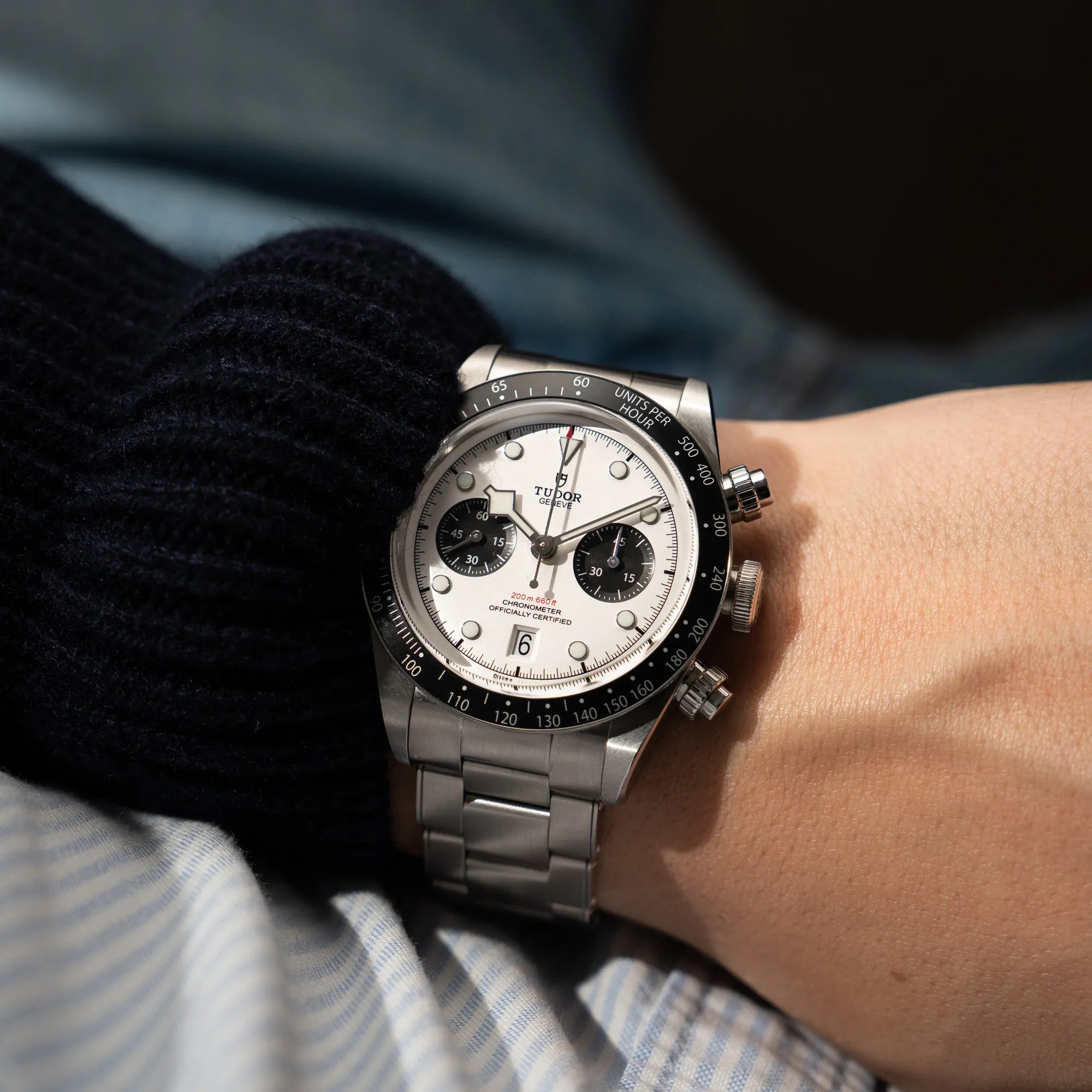Wristshot mit dem Tudor Black Bay Chronograph 79360N mit dem Panda-Zifferblatt in weiß mit schwarzen Totalisatoren an einem Männerhandgelenk