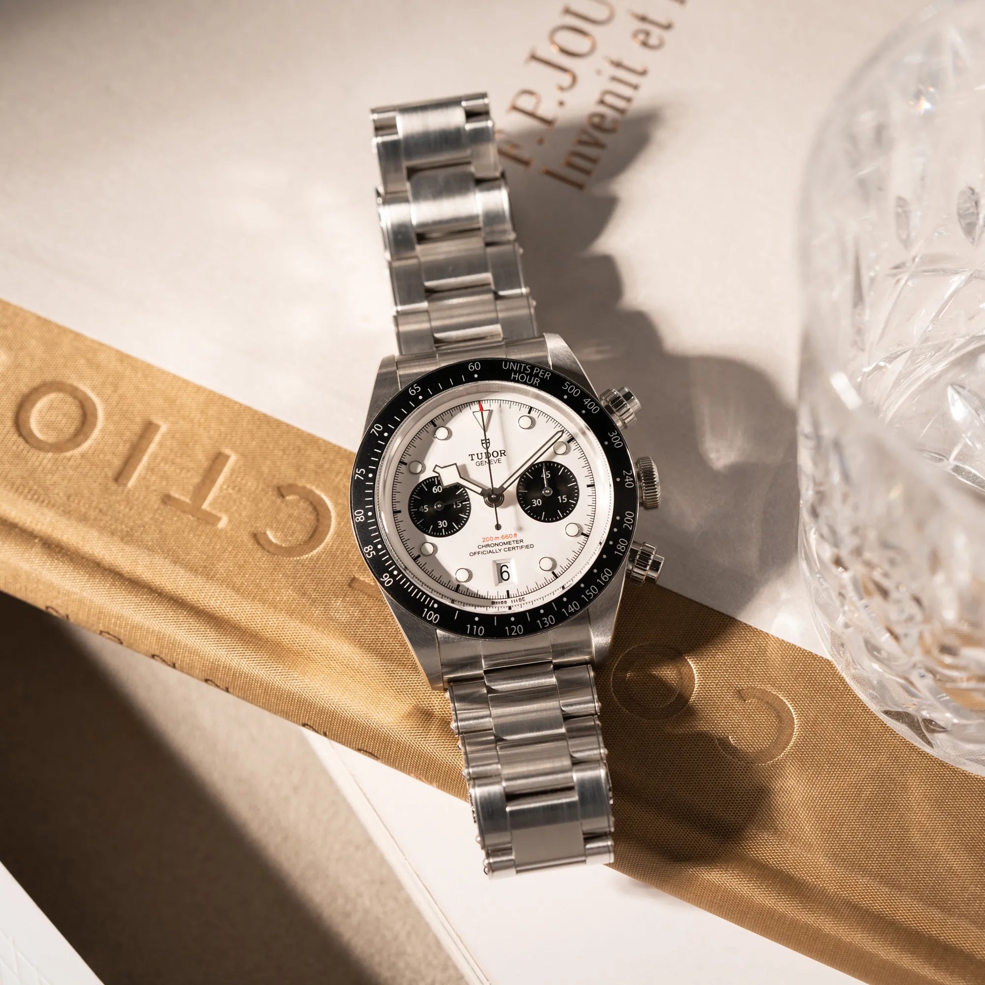 Produktfotografie von dem Tudor Black Bay Chronograph 79360N mit dem Panda-Zifferblatt in weiß mit schwarzen Totalisatoren
