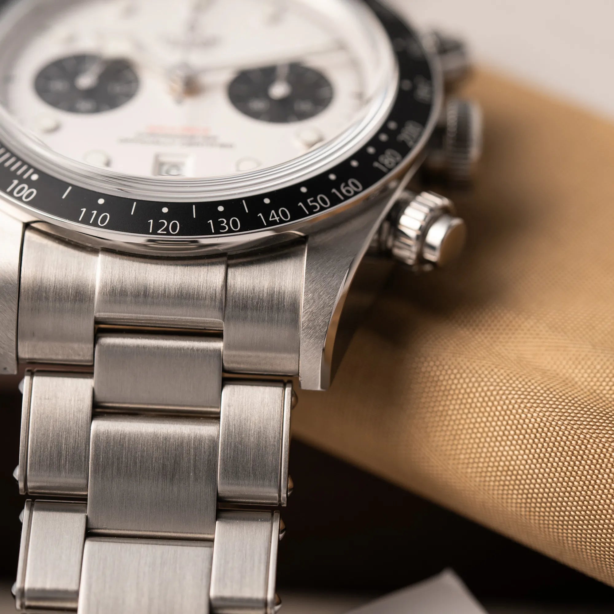 Detailaufnahme des unteren Bandanstoßes und des Stahlbands von dem Tudor Black Bay Chronograph 79360N mit dem Panda-Zifferblatt in weiß mit schwarzen Totalisatoren