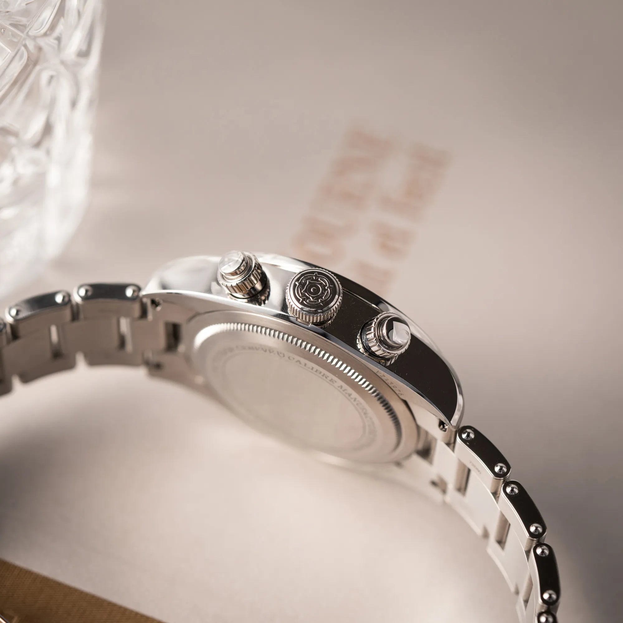 Aufzugskrone und Chronograph-Pusher des Tudor Black Bay Chronograph 79360N mit dem Panda-Zifferblatt in weiß mit schwarzen Totalisatoren