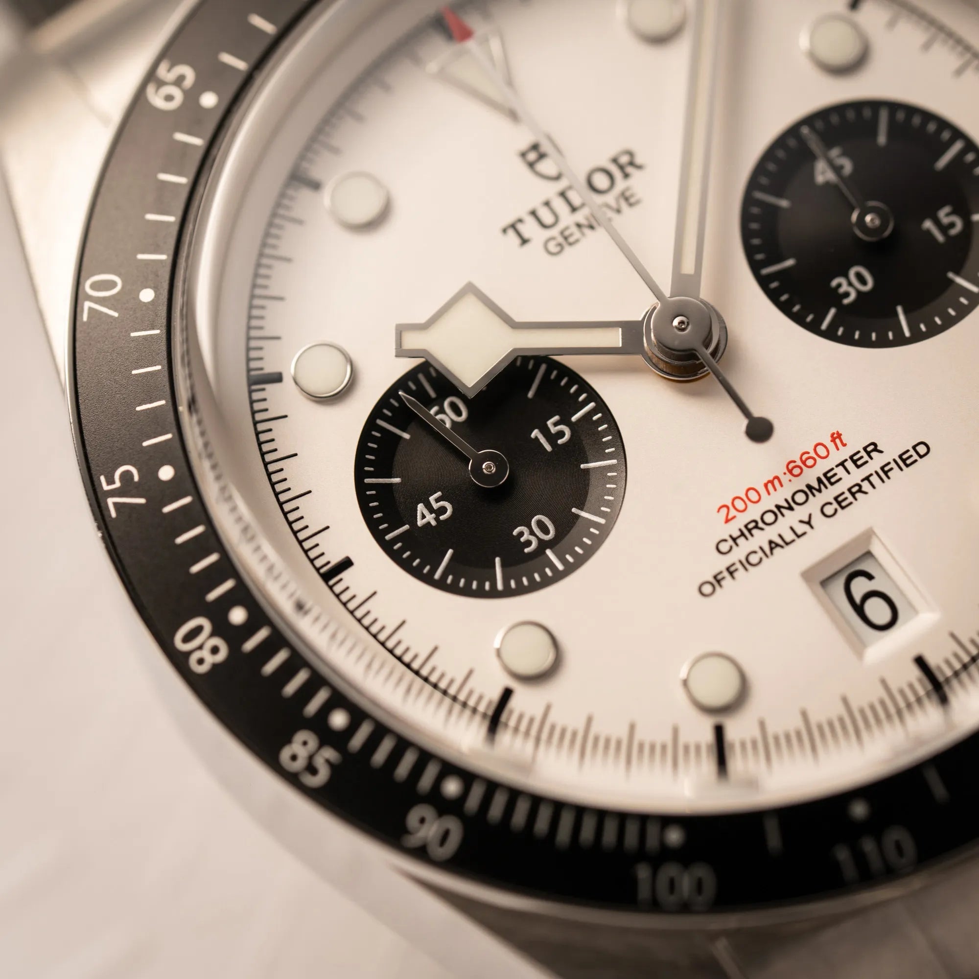 Detailaufnahme mit Fokus auf dem linken Totalisator (Sekundenzähler) von dem Tudor Black Bay Chronograph 79360N mit dem Panda-Zifferblatt in weiß mit schwarzen Totalisatoren