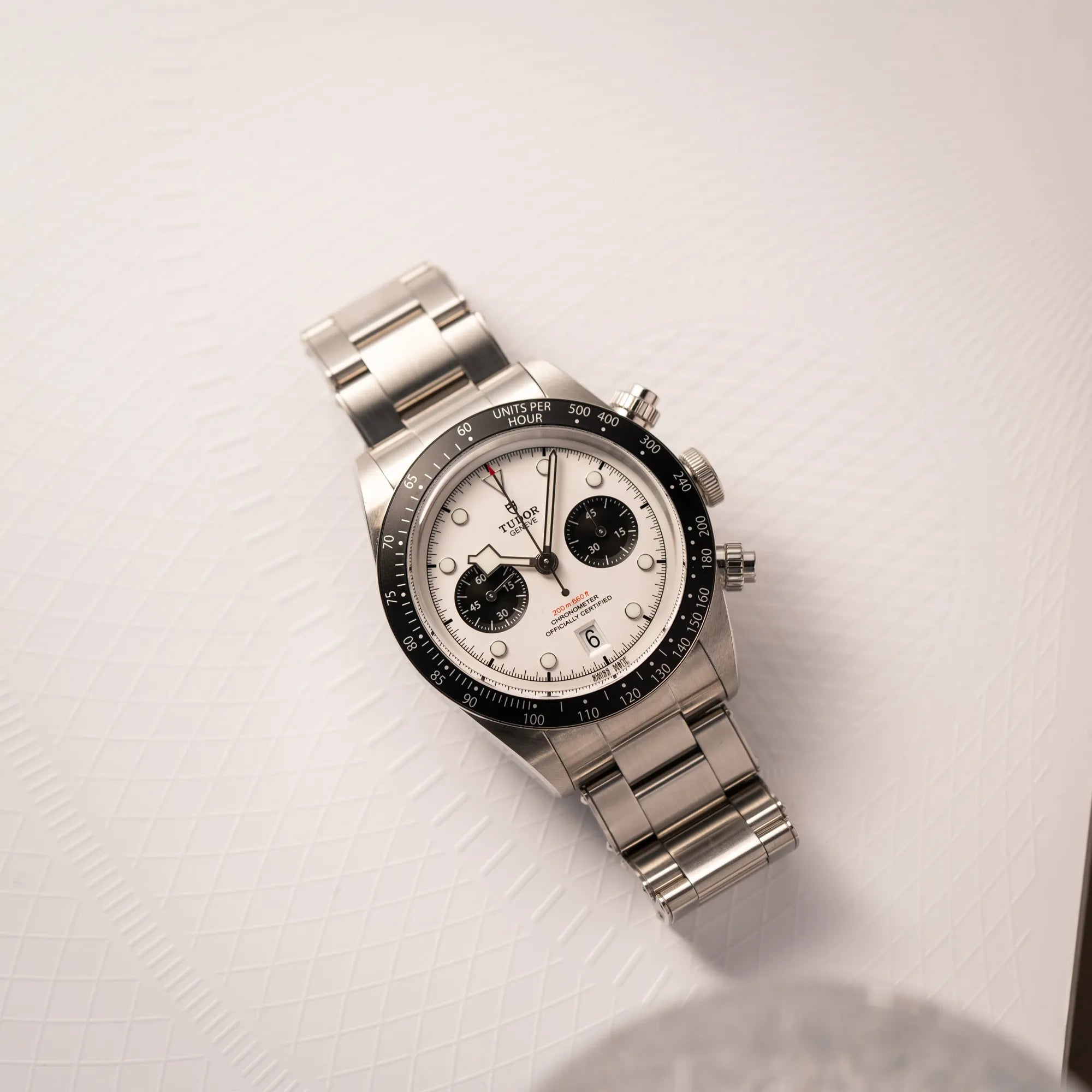 Produktfotografie des Tudor Black Bay Chronograph 79360N mit dem Panda-Zifferblatt in weiß mit schwarzen Totalisatoren aus der Vogelsperspektive
