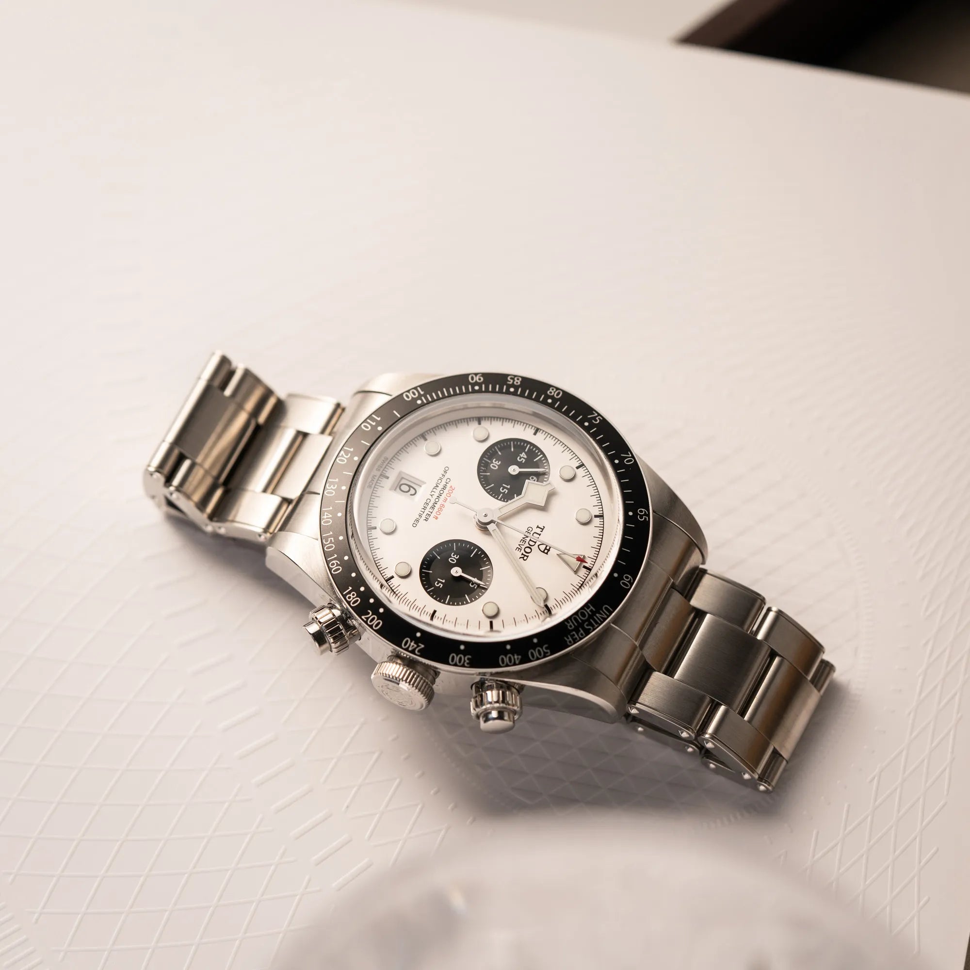 Fotografie des Tudor Black Bay Chronograph 79360N mit dem Panda-Zifferblatt in weiß mit schwarzen Totalisatoren