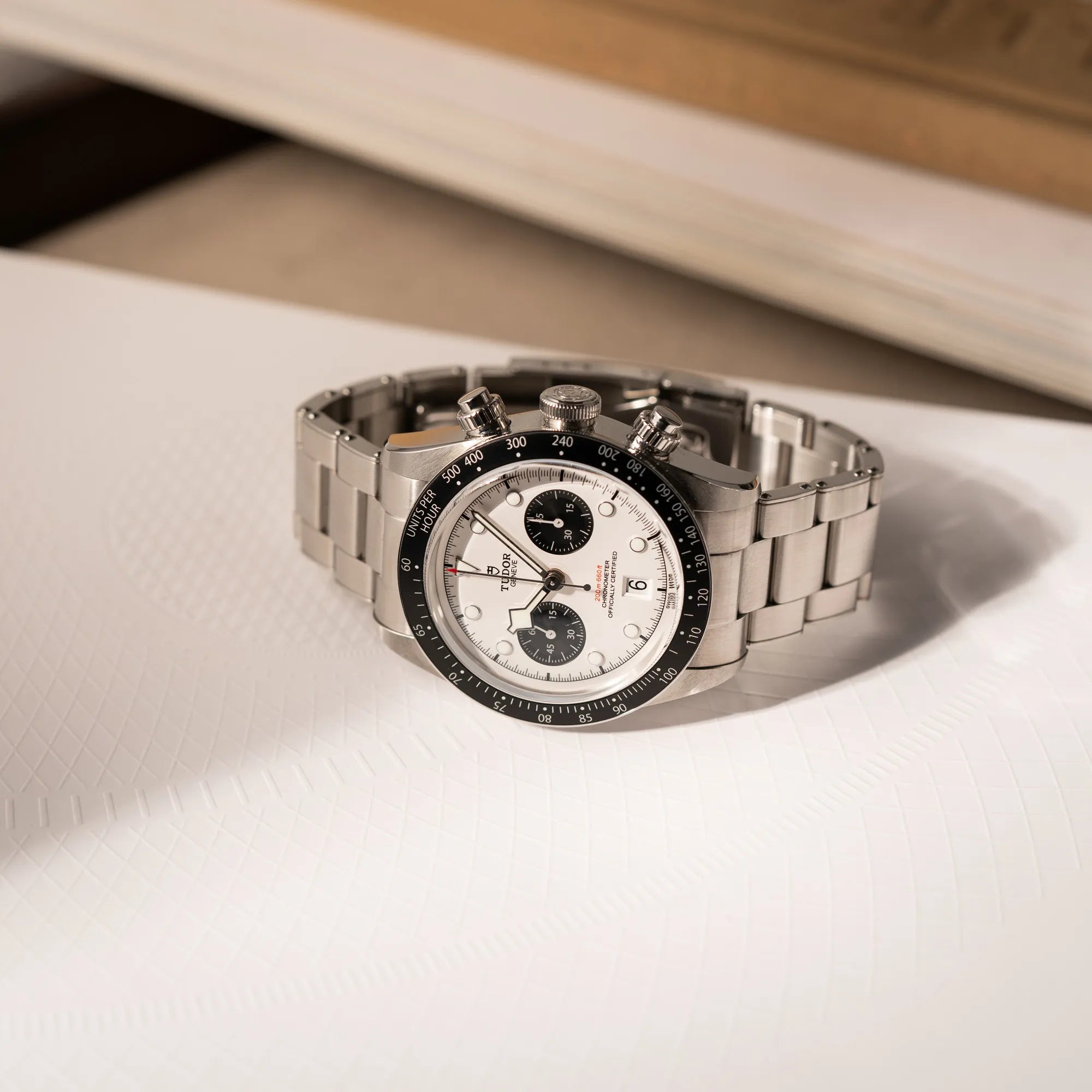 Produktfotografie des Tudor Black Bay Chronograph 79360N mit dem Panda-Zifferblatt in weiß mit schwarzen Totalisatoren