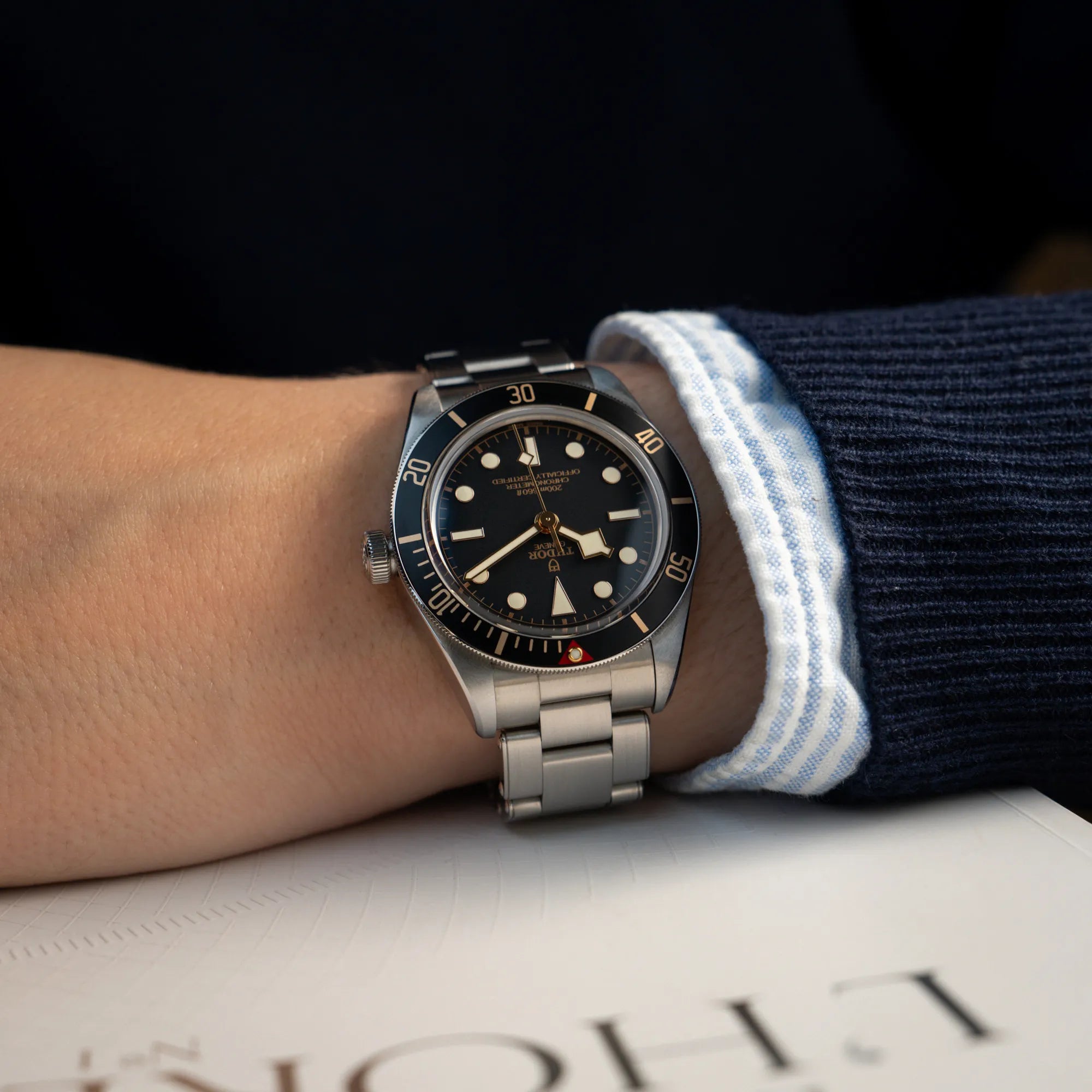 Mann trägt die Tudor Black Bay Fiftyeight in Edelstahl mit schwarzem Zifferblatt und bronzefarbenen Details an seinem Handgelenk