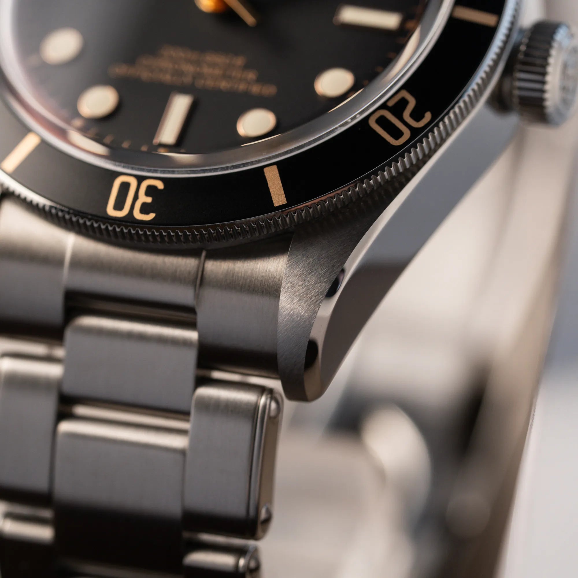 Detailaufnahme des Bandanstoßes in einem neuwertigen Zustand der Tudor Black Bay Fiftyeight in Edelstahl mit schwarzem Zifferblatt und bronzefarbenen Details