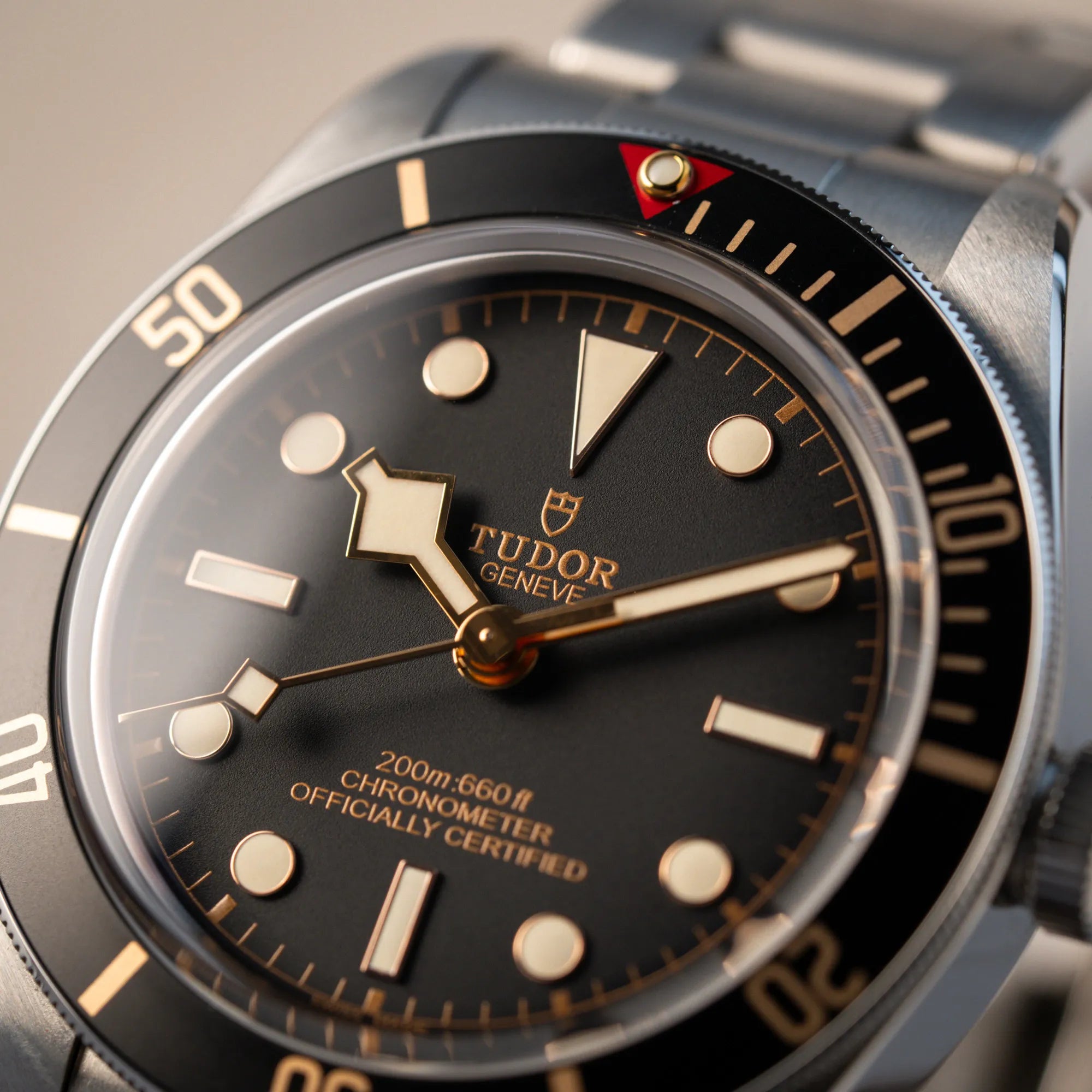 Makroaufnahme der Tudor Black Bay Fiftyeight in Edelstahl mit schwarzem Zifferblatt und bronzefarbenen Details