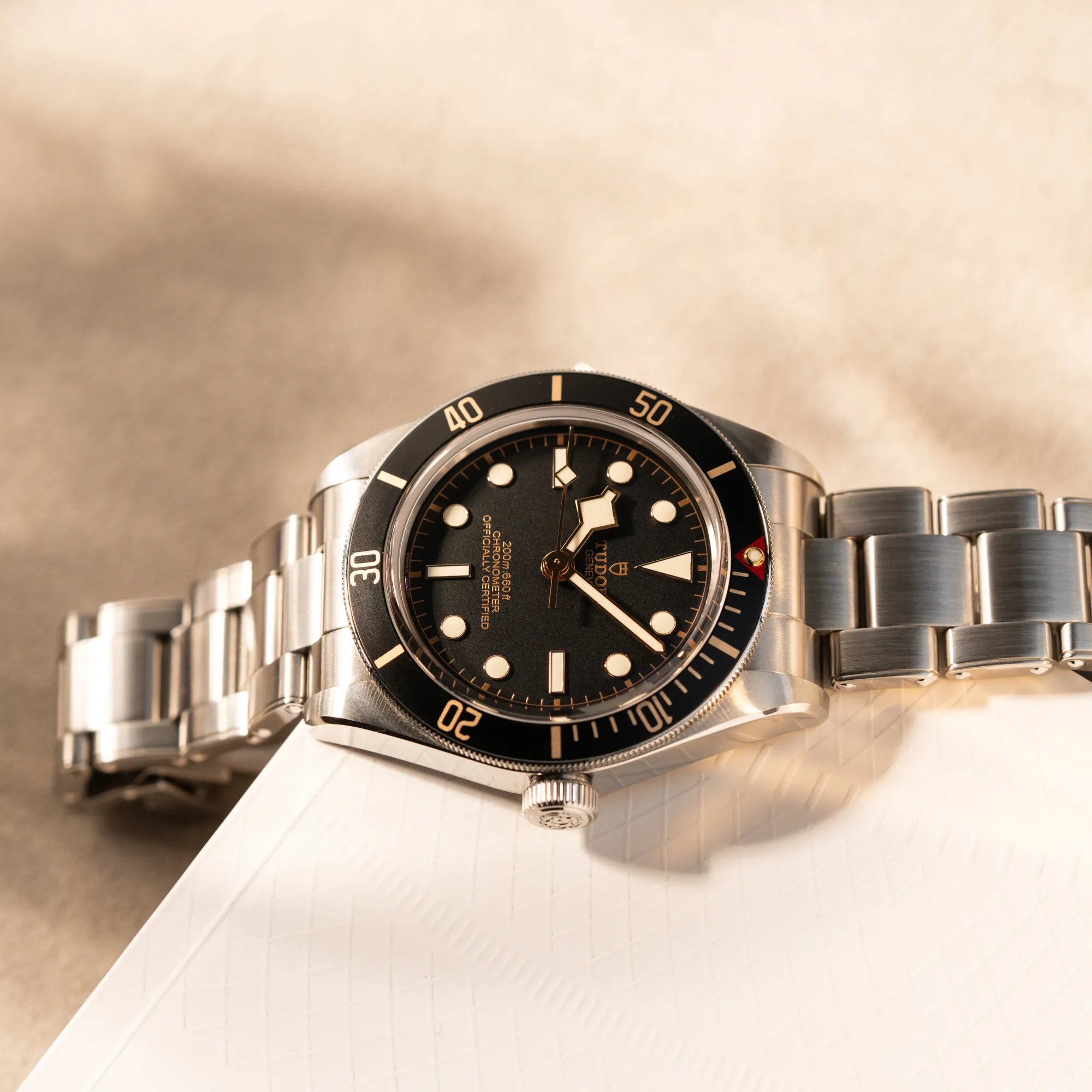 Produktfotografie der Tudor Black Bay Fiftyeight in Edelstahl mit schwarzem Zifferblatt und bronzefarbenen Details