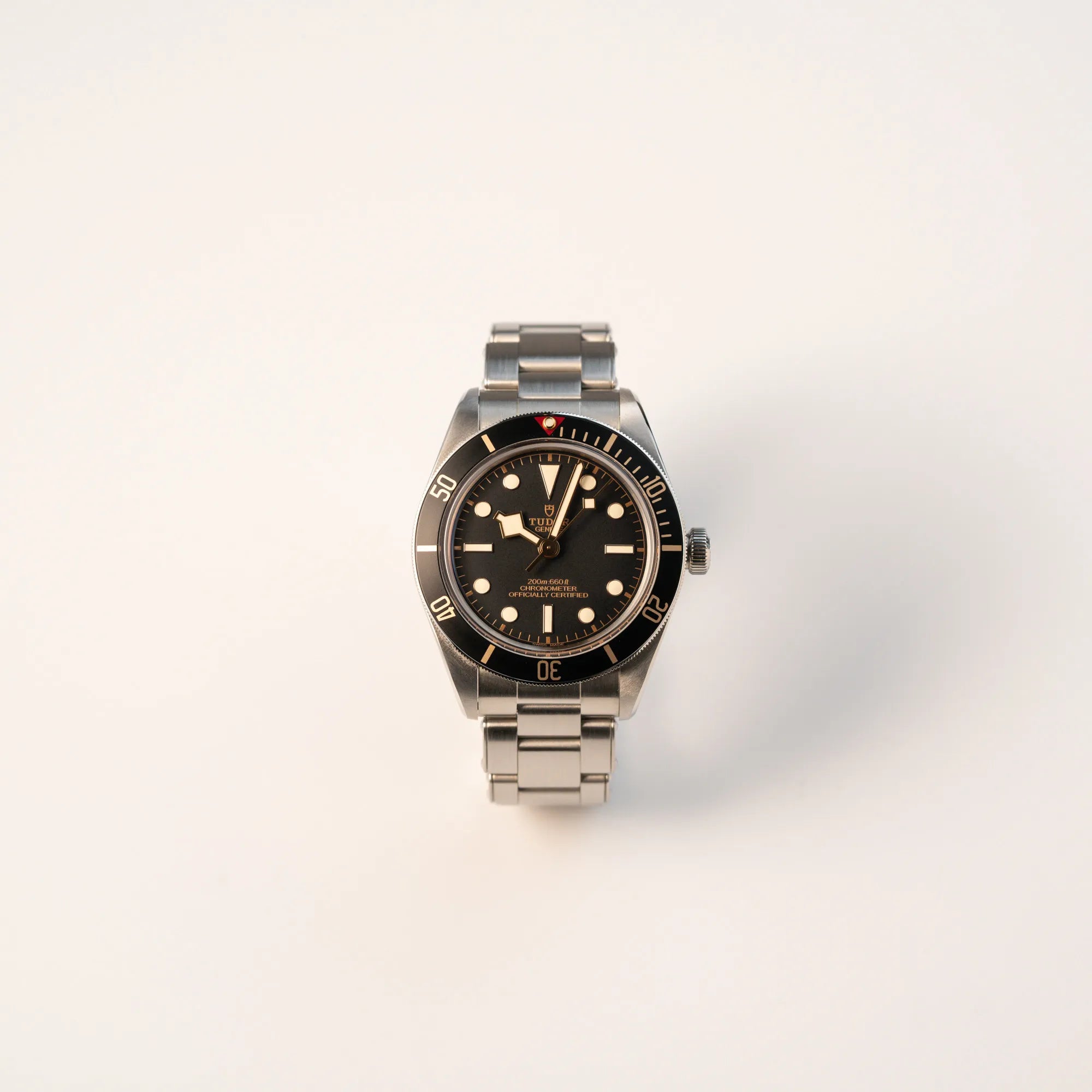 Frontale Ansicht der Tudor Black Bay Fiftyeight in Edelstahl mit schwarzem Zifferblatt und bronzefarbenen Details