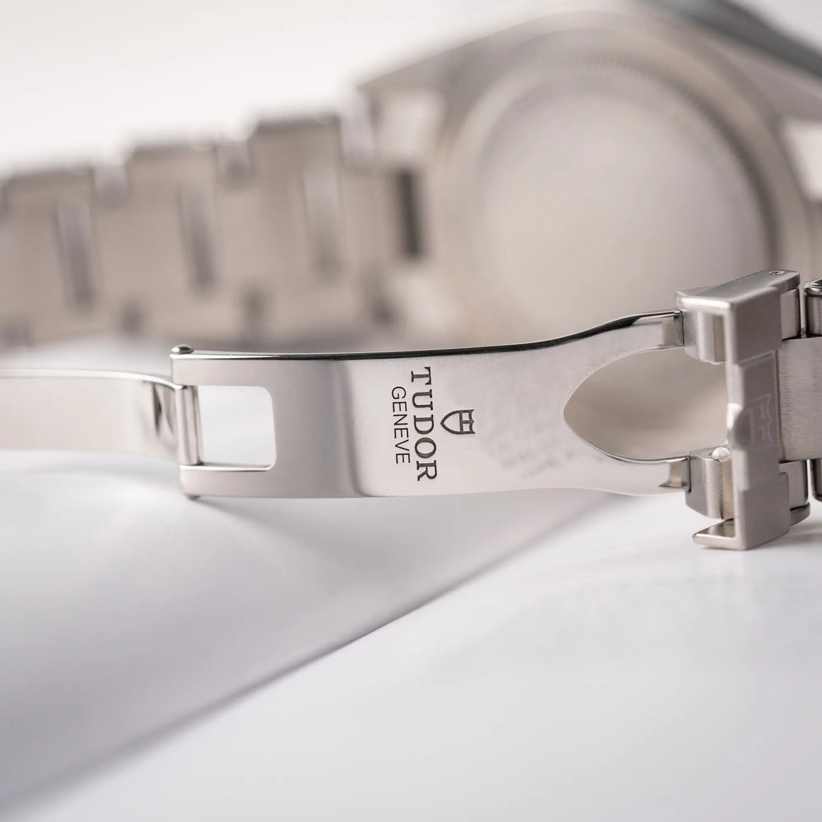 Tudor Geneve Logo im Inneren der Faltschliesse von der Tudor BlackBay GMT Coke der Referenz 7939G1A0NRU mit der schwarz-roten Lünette und bronzefarbenen Details am Edelstahlarmband 