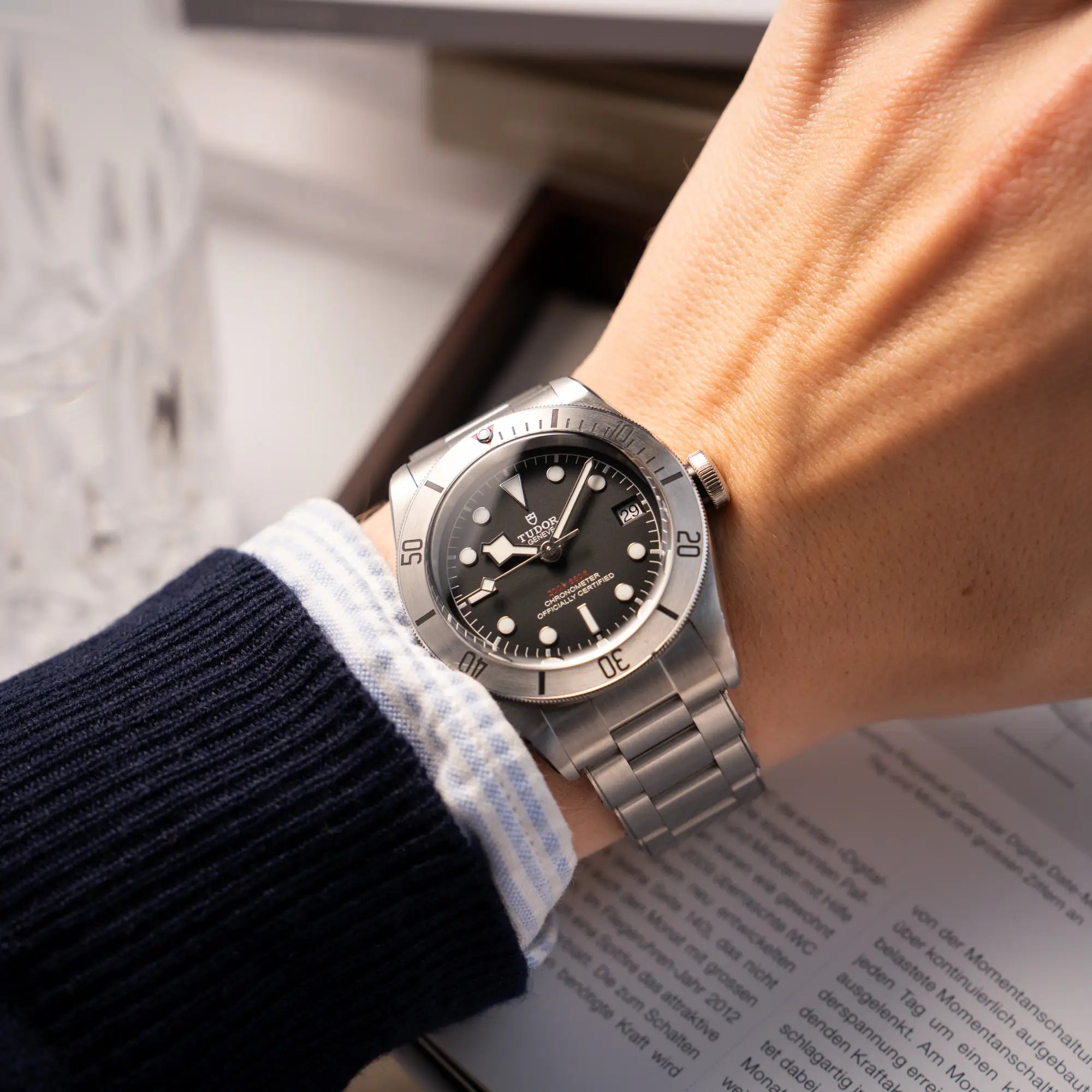 Wristshot mit der Tudor Black Bay Heritage in Edelstahl mit schwarzem Zifferblatt