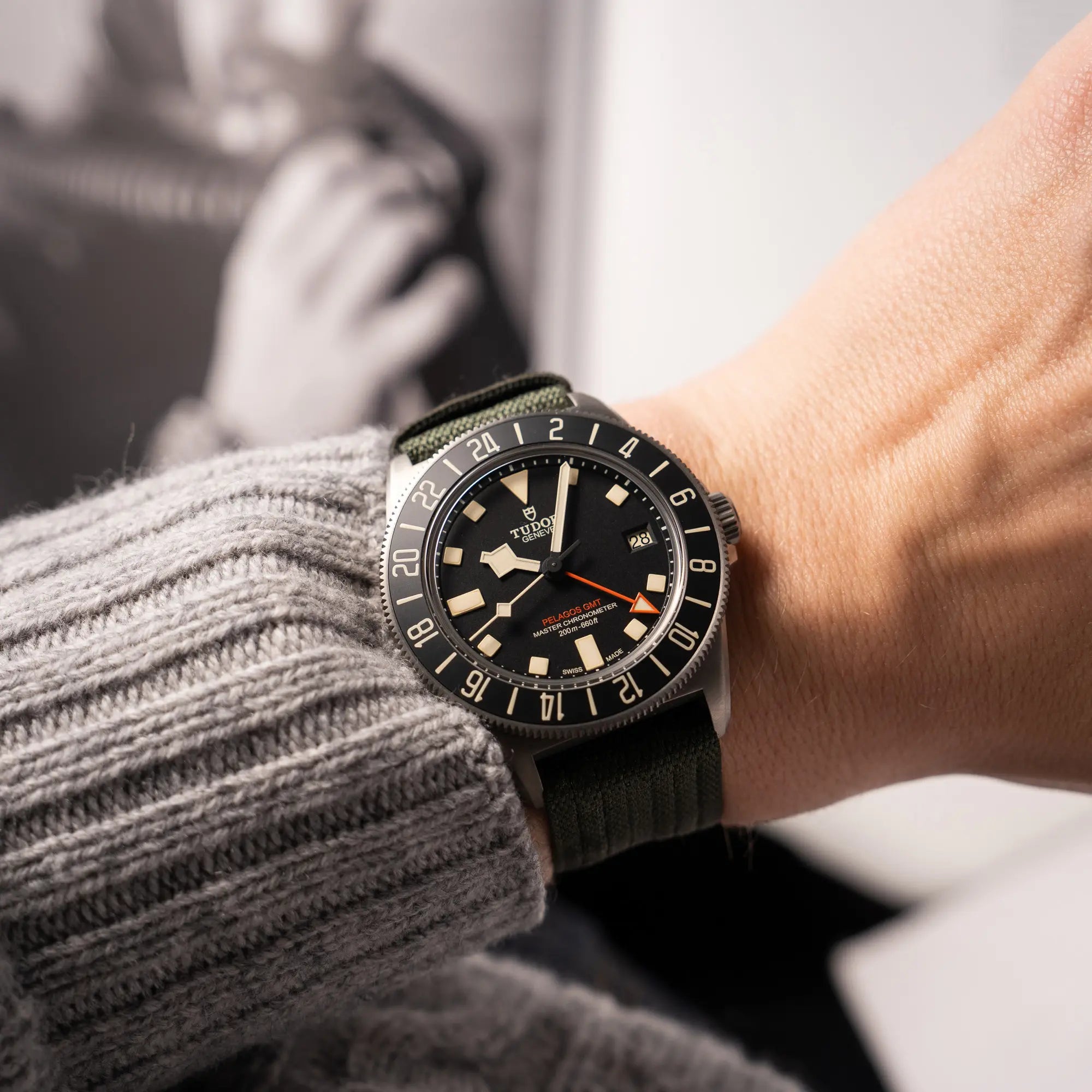 Wristshot mit der Tudor Pelagos GMT Military der Referenz M2542G257NU-0002 mit Titan-Gehäuse und schwarzem Zifferblatt an einem olivgrünen Nato-Strap