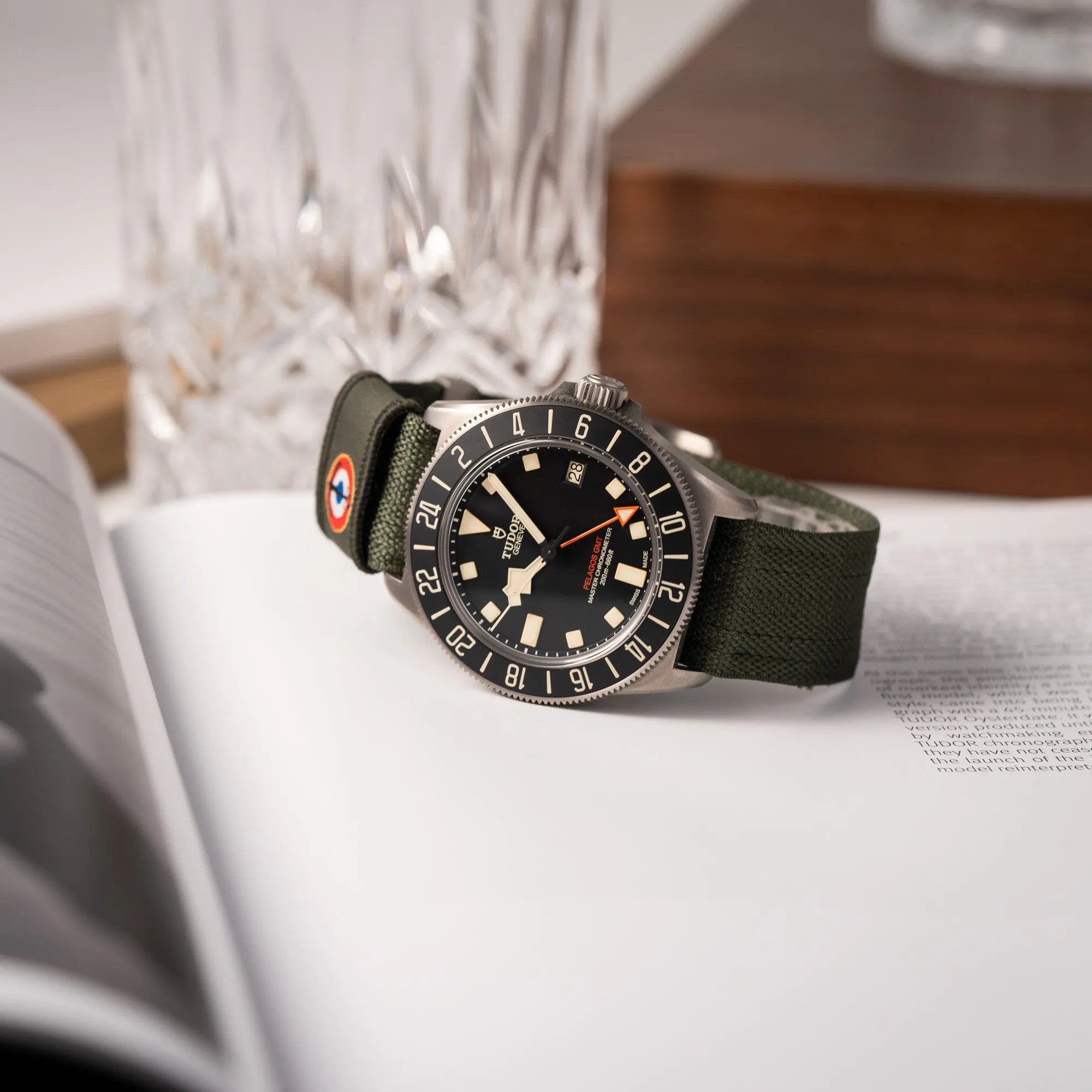 Tudor Pelagos GMT Military der Referenz M2542G257NU-0002 mit Titan-Gehäuse und schwarzem Zifferblatt an einem olivgrünen Nato-Strap