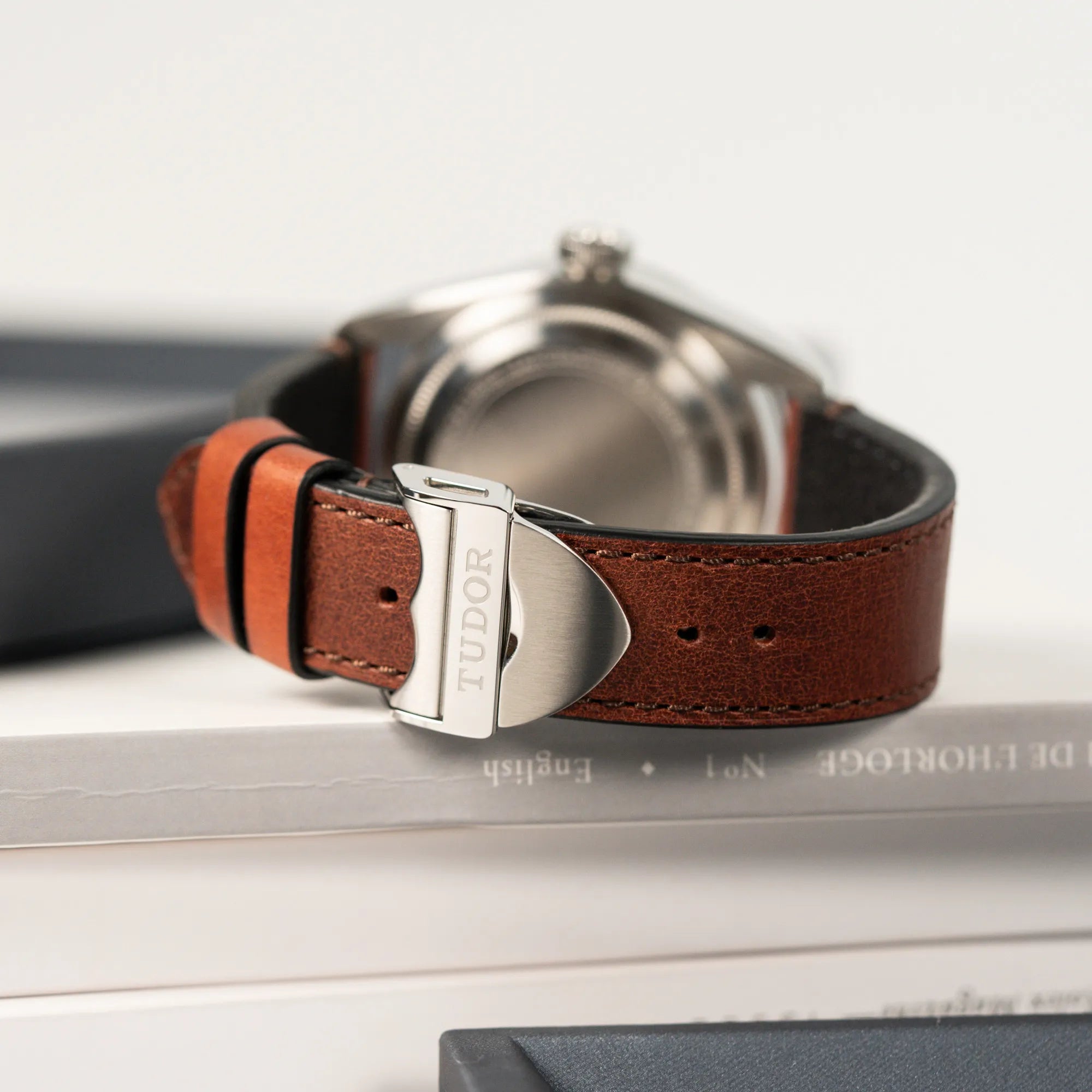 Detailaufnahme der Faltschliesse der Tudor Black Bay Pepsi mit der Referenz 97830RB am braunen Lederband im Neuzustand