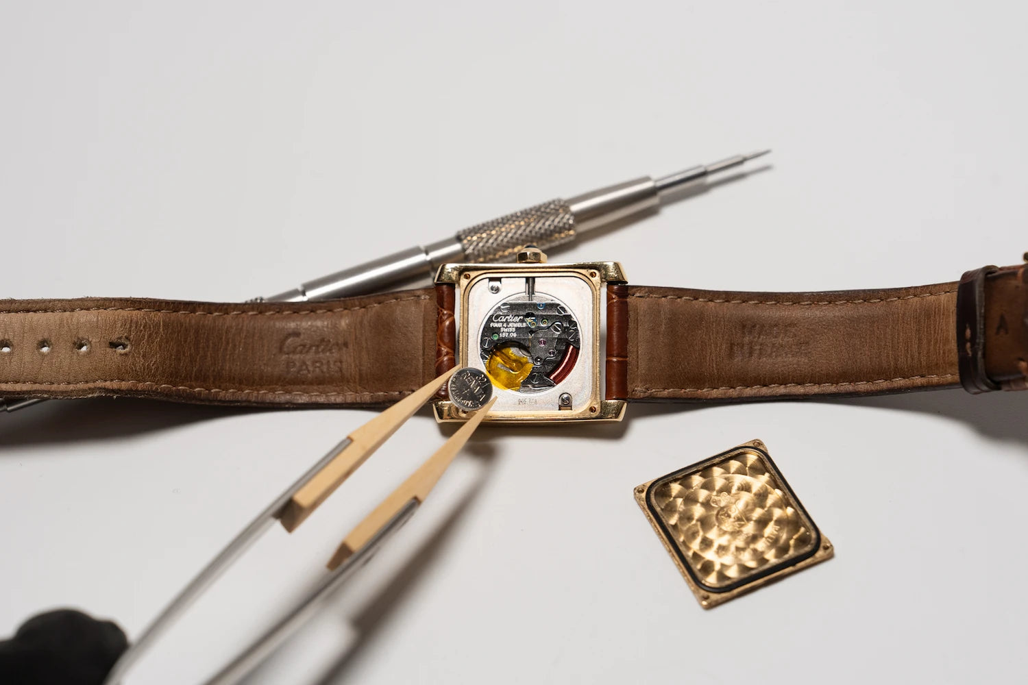 Batteriewechsel bei einer Cartier Armbanduhr mit Quarz-Werk
