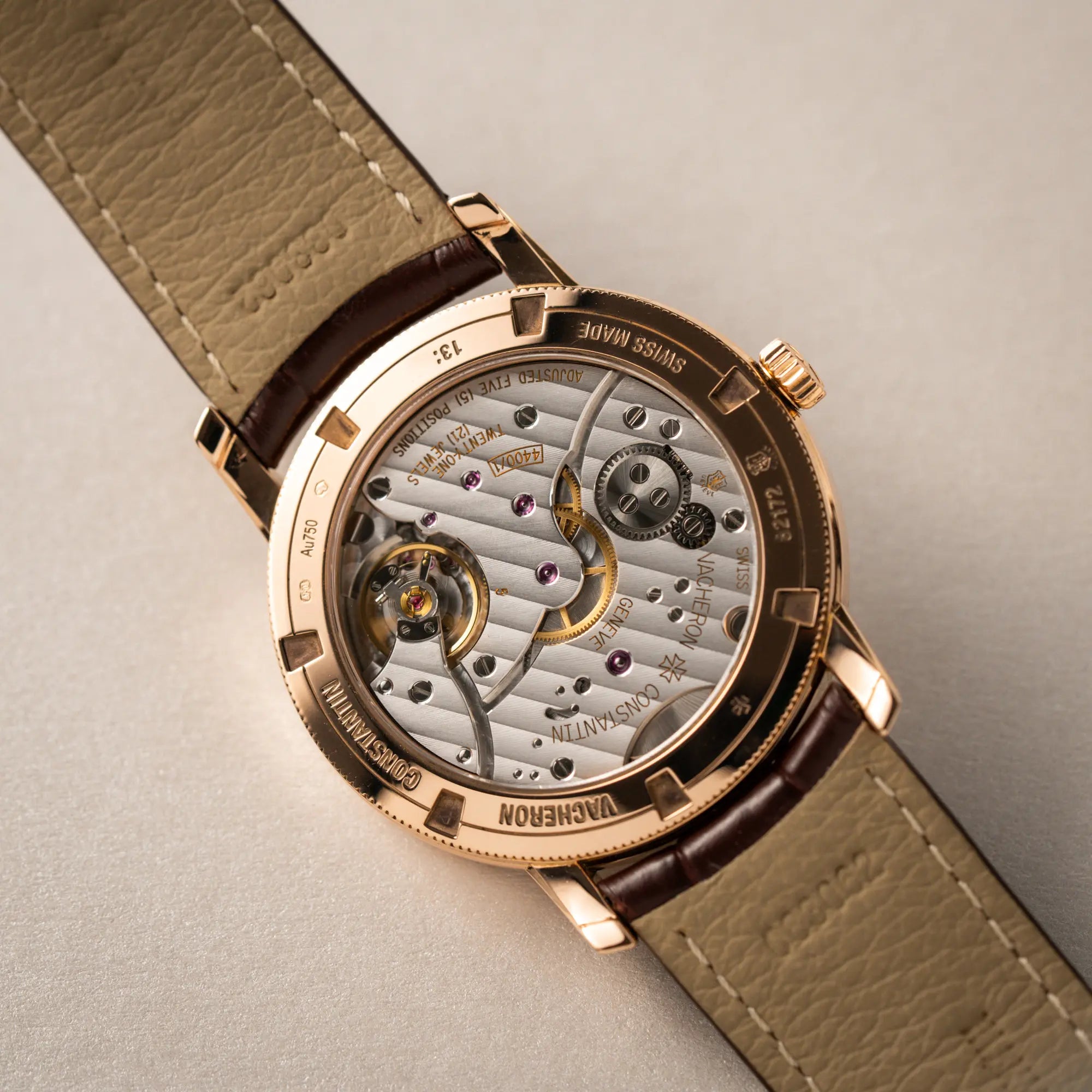 Produktfotografie zeigt das mechanische Caliber 4400 AS durch den gehäuseboden mit Sichtglas von der Vacheron Constantin Patrimony 82172 in Roségold am braunem Lederband in einem nahezu neuwertigen Zustand