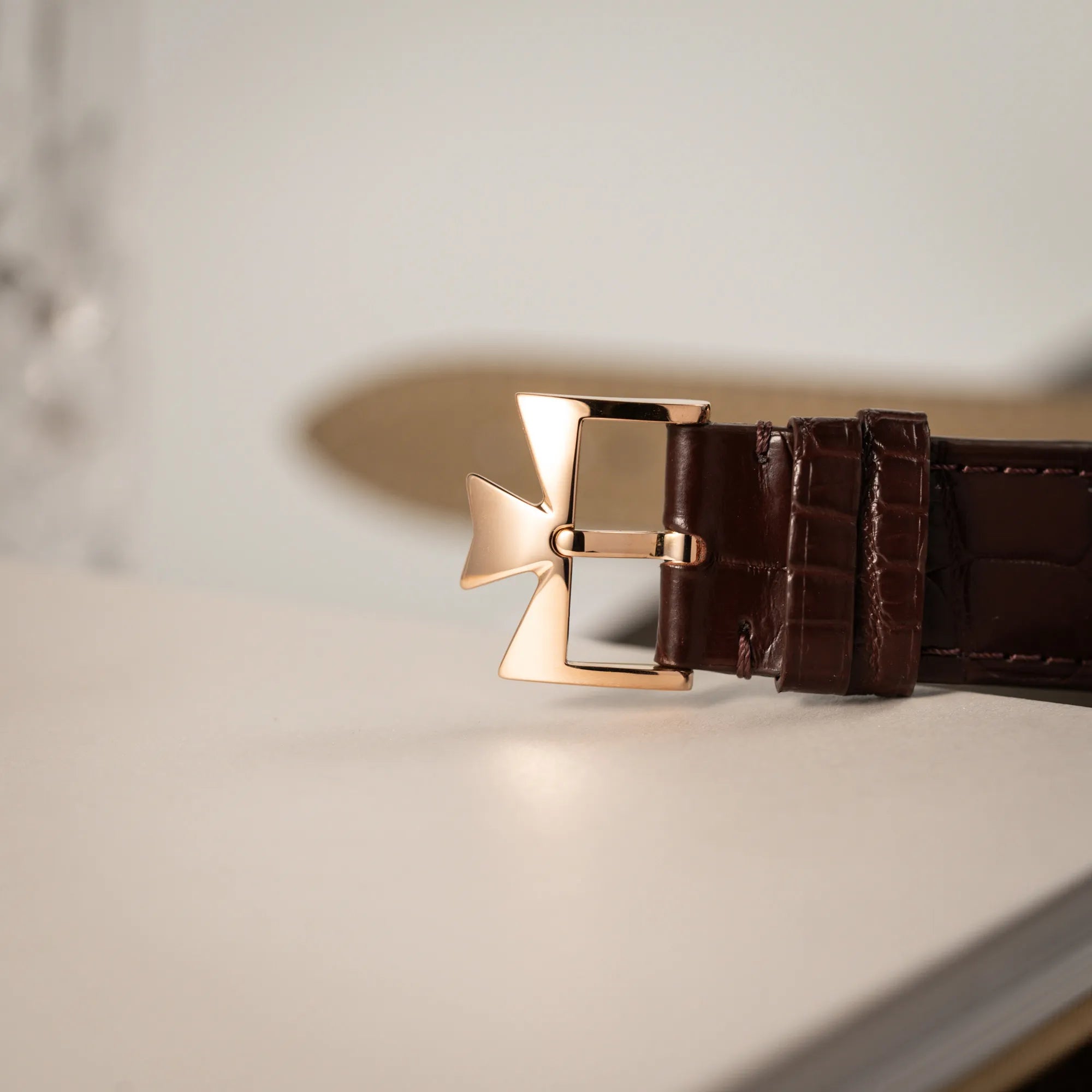 Detailaufnahme der rosegoldenen Dornschliesse der Vacheron Constantin Patrimony 82172 in Roségold am braunem Lederband in einem nahezu neuwertigen Zustand