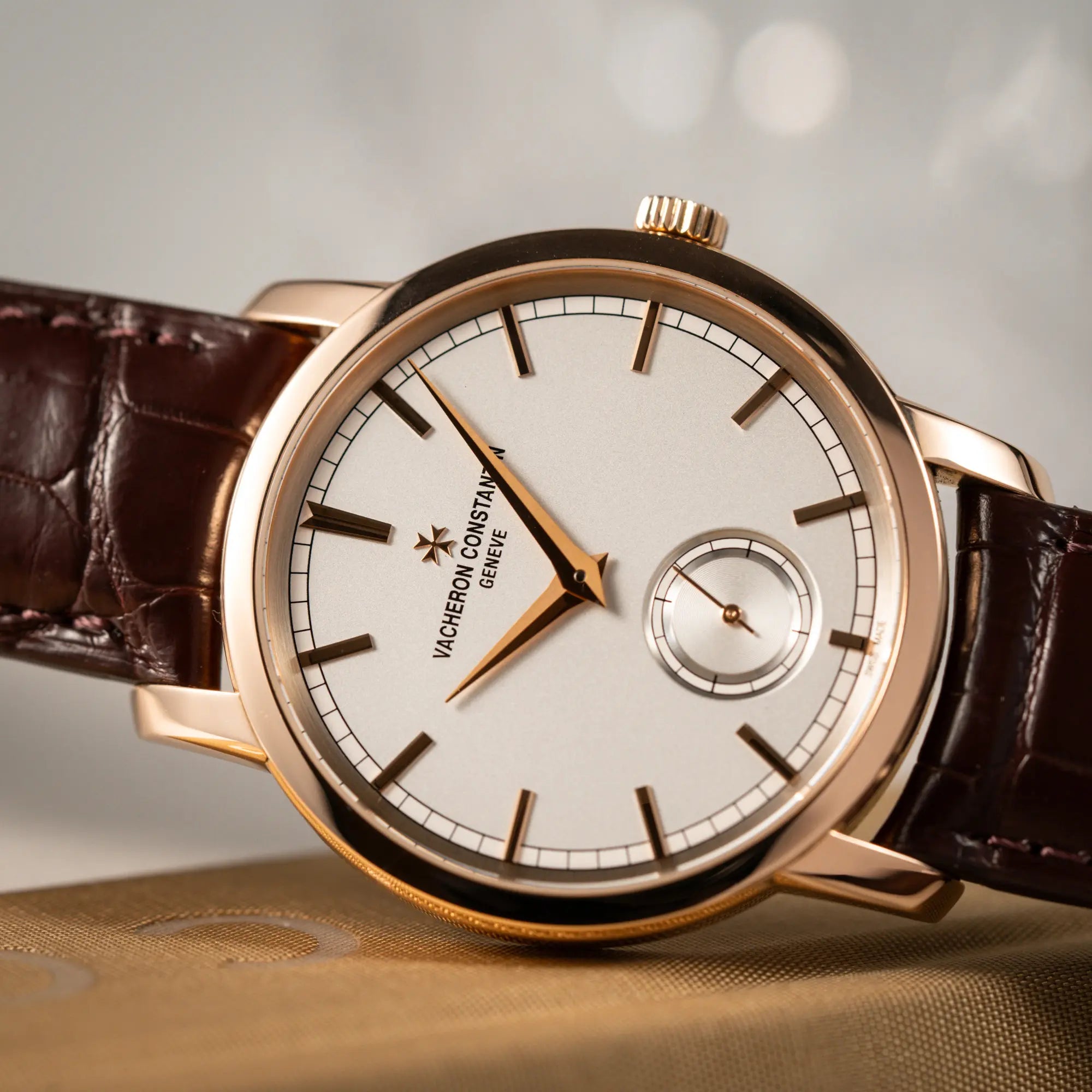 Detailaufnahme der Vacheron Constantin Patrimony 82172 in Roségold mit weißem/silbernen Zifferblatt am braunem Lederband in einem nahezu neuwertigen Zustand