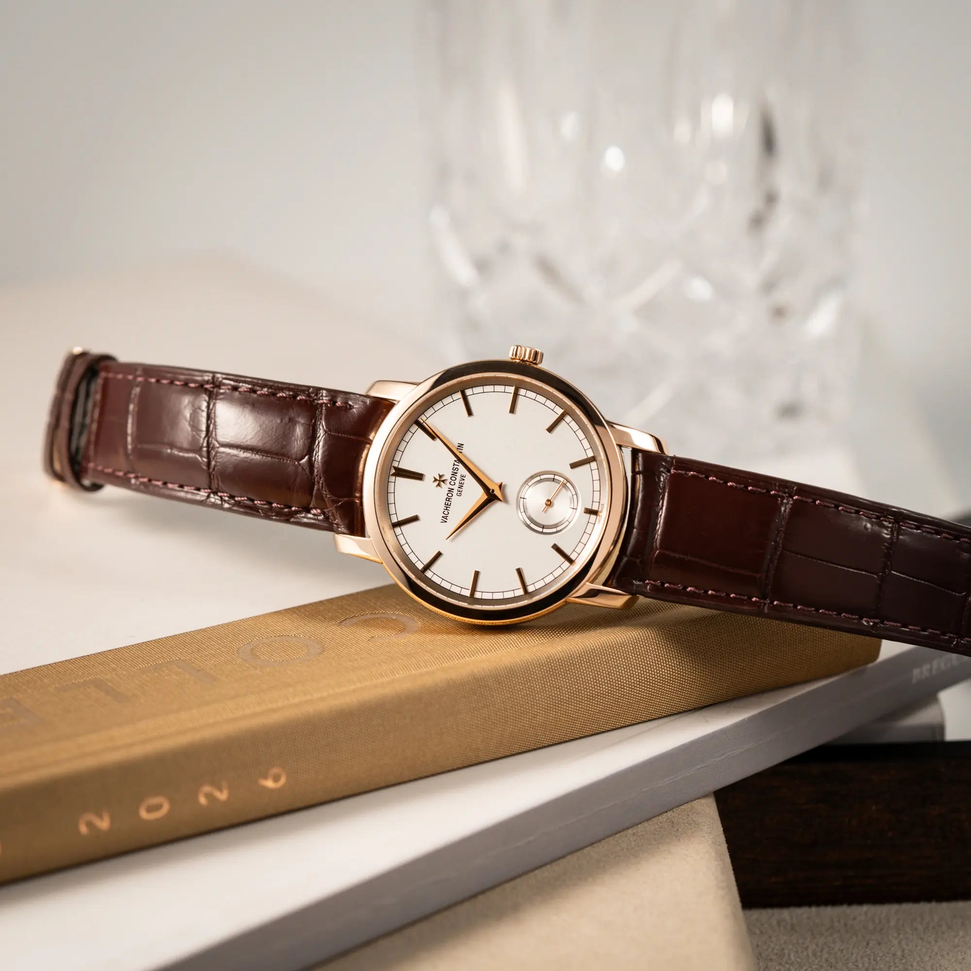 Produktfotografie der Vacheron Constantin Patrimony 82172 in Roségold am braunem Lederband in einem nahezu neuwertigen Zustand