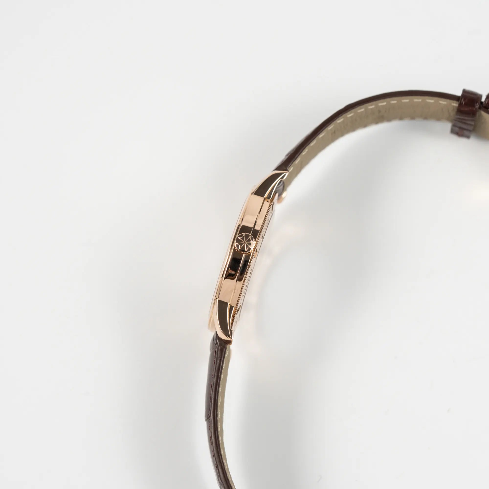 Seitliche Gehäuseflanke mit Blick auf die Aufzugskrone der Vacheron Constantin Patrimony 82172 in Roségold am braunem Lederband in einem nahezu neuwertigen Zustand