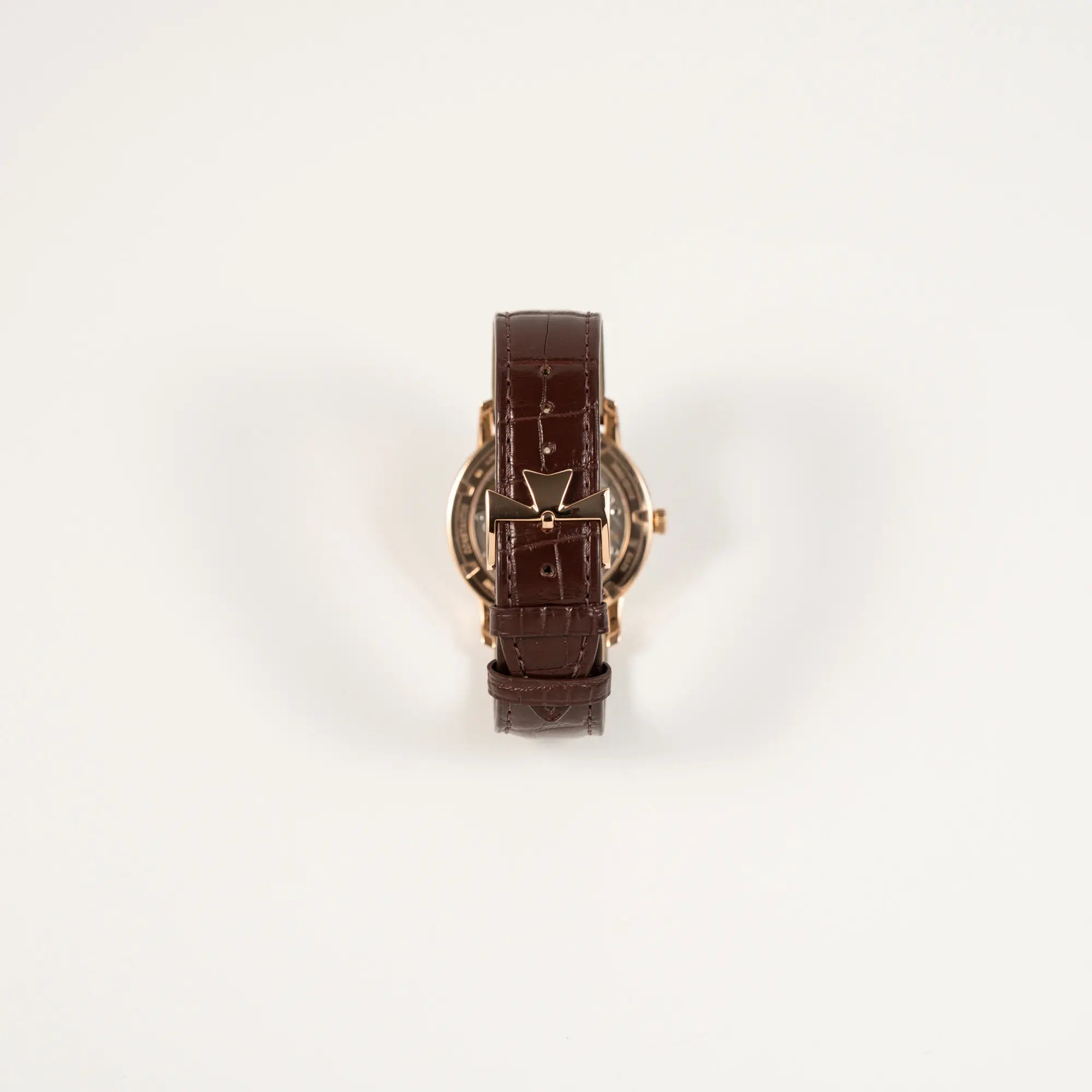 Blick auf die rosegoldene Dornschliesse im Design des Vacheron-Logos von der Vacheron Constantin Patrimony 82172 in Roségold am braunem Lederband in einem nahezu neuwertigen Zustand