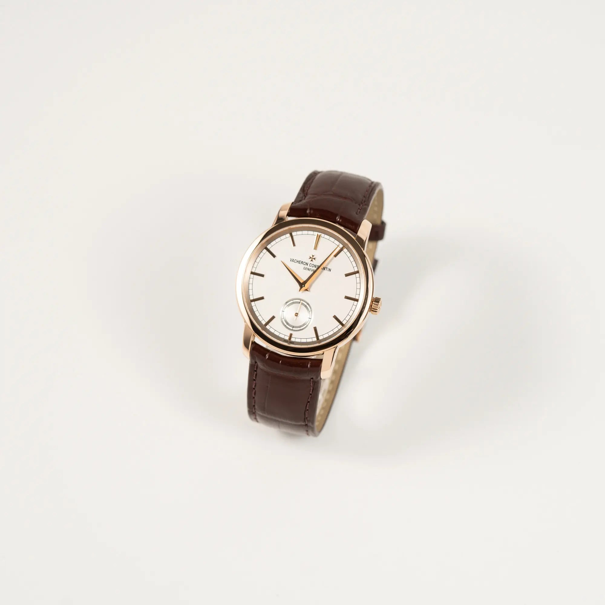 Leicht schräge Ansicht der Vacheron Constantin Patrimony 82172 in Roségold am braunem Lederband in einem nahezu neuwertigen Zustand