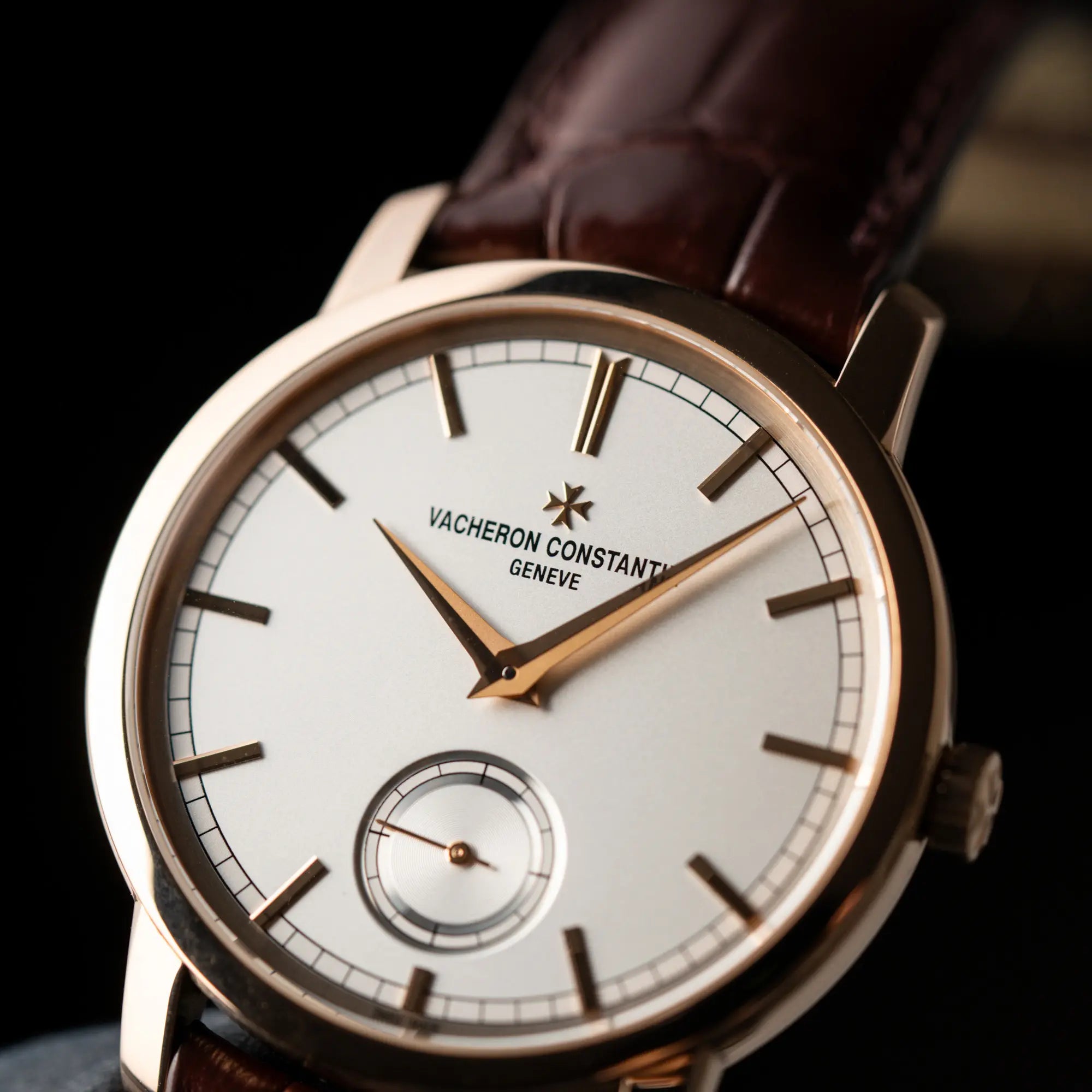 Produktfotografie der Vacheron Constantin Patrimony 82172 in Roségold am braunem Lederband in einem nahezu neuwertigen Zustand mit Fokus auf dem Zeigersatz