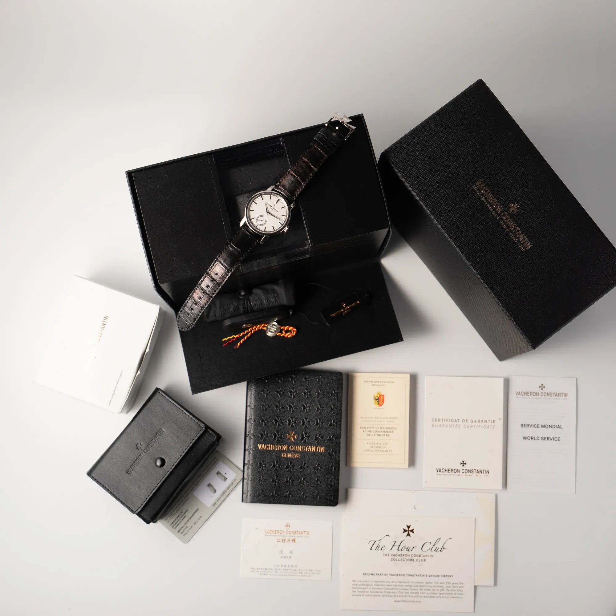 Vacheron Constantin Traditionelle 82172 mit weißem Zifferblatt und einem Weißgold-Gehäuse am braunem Lederband zusammen mit dem Full-Set-Lieferumfang, bestehend aus Box mit Umkarton, Hangtag, USB-Stick, Booklets, Travel-Case und originaler Garantiekarte