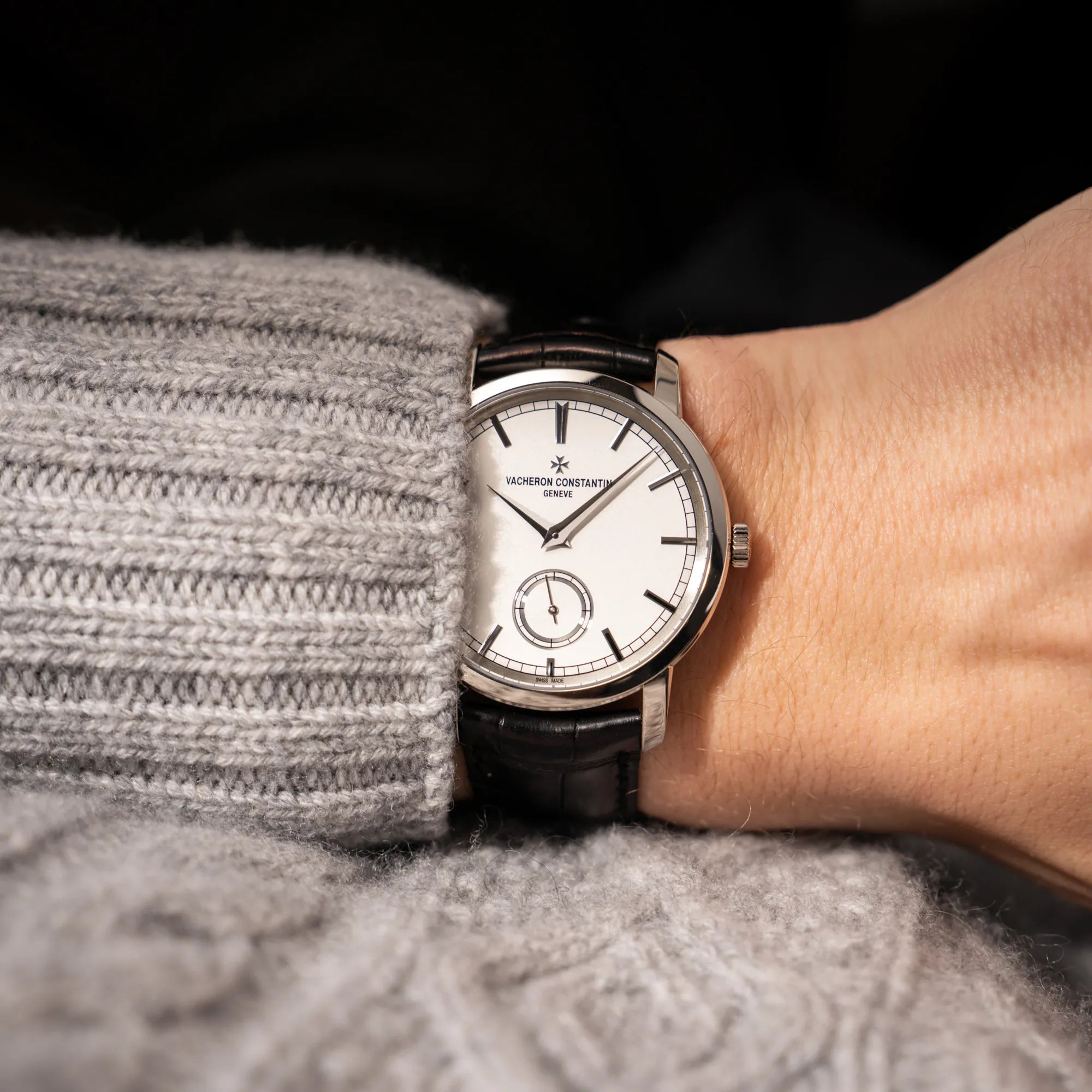 Mann trägt die Vacheron Constantin Traditionelle 82172 mit weißem Zifferblatt und einem Weißgold-Gehäuse am braunem Lederband an seinem Handgelenk