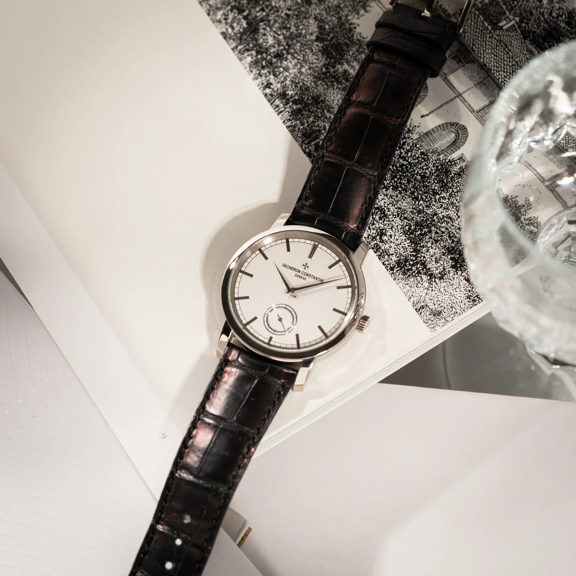 Produktfotografie der Vacheron Constantin Traditionelle 82172 mit weißem Zifferblatt und einem Weißgold-Gehäuse am braunem Lederband