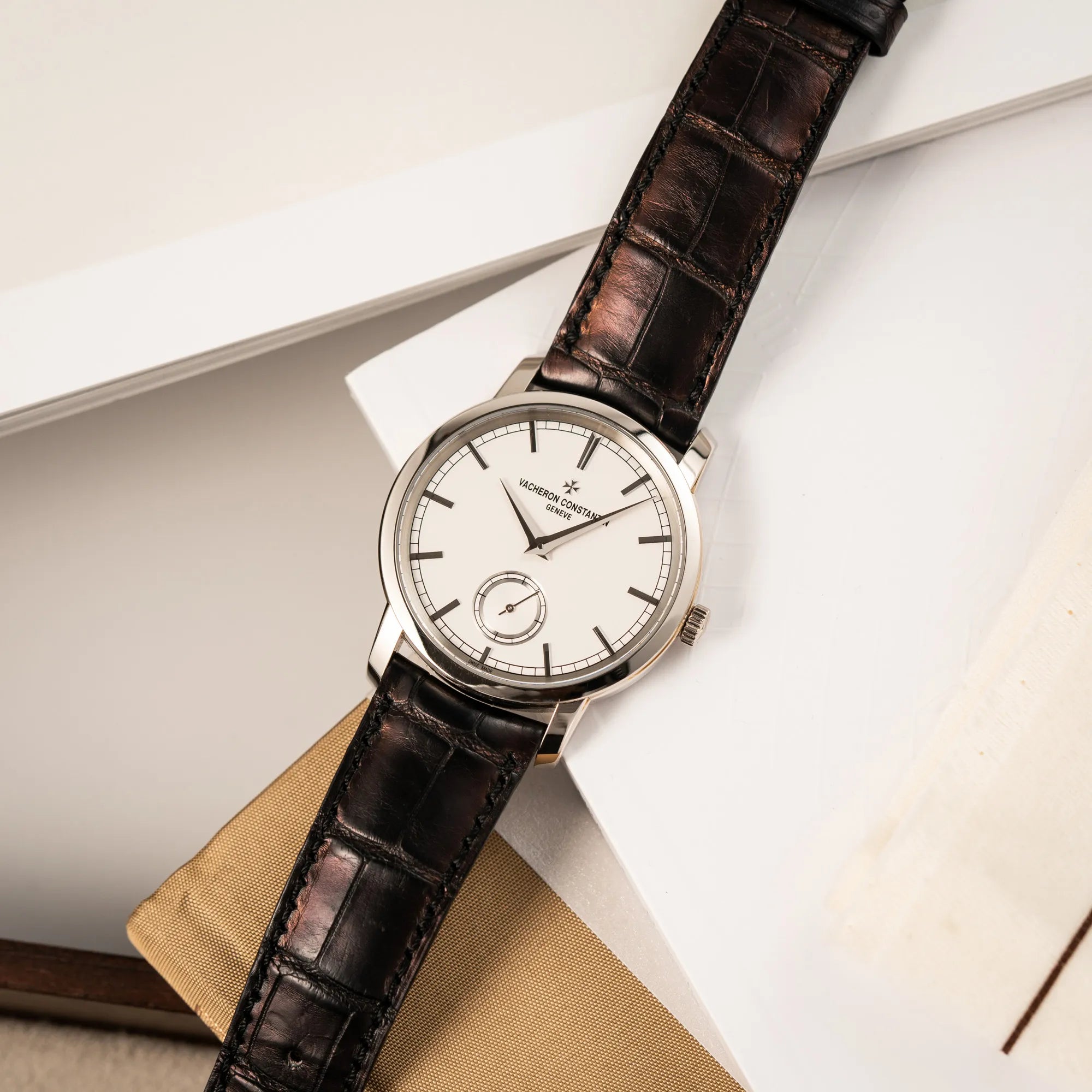 Vacheron Constantin Traditionelle 82172 mit weißem Zifferblatt und einem Weißgold-Gehäuse am braunem Lederband