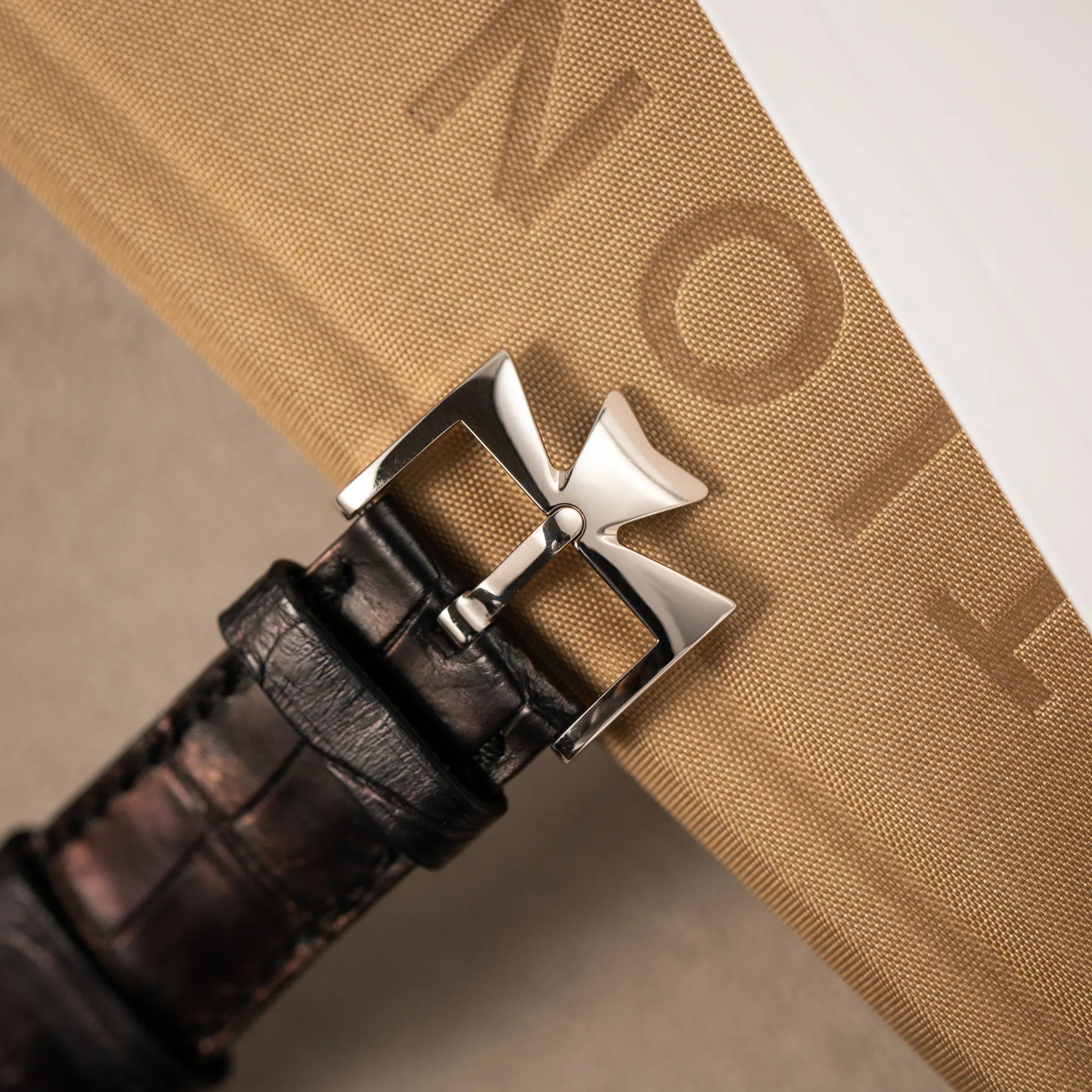 Detailaufnahme des weißgoldenen Dornschliesse von der Vacheron Constantin Traditionelle 82172 mit weißem Zifferblatt und einem Weißgold-Gehäuse am braunem Lederband