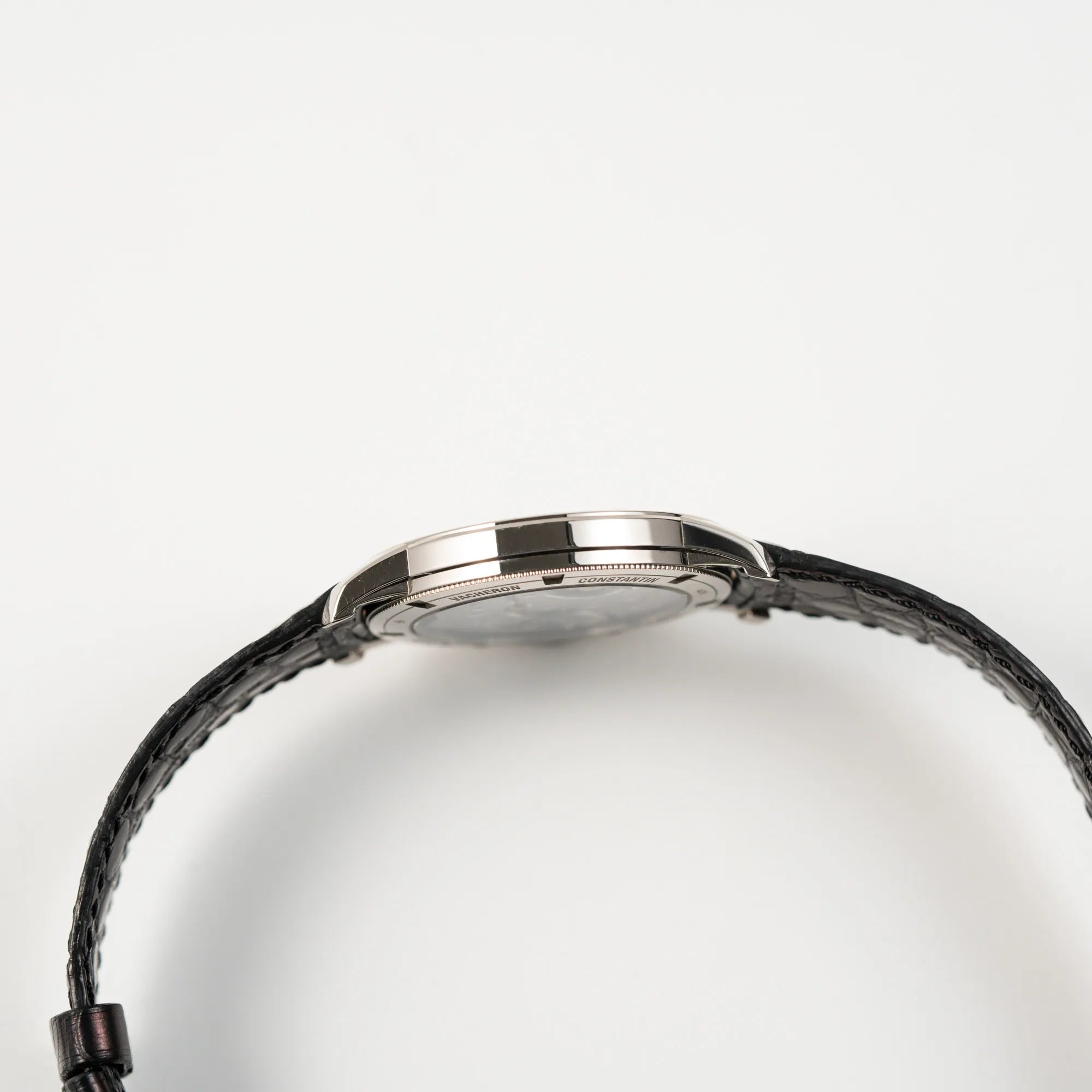 Seitliche Gehäuseflanke der Vacheron Constantin Traditionelle 82172 mit weißem Zifferblatt und einem Weißgold-Gehäuse am braunem Lederband