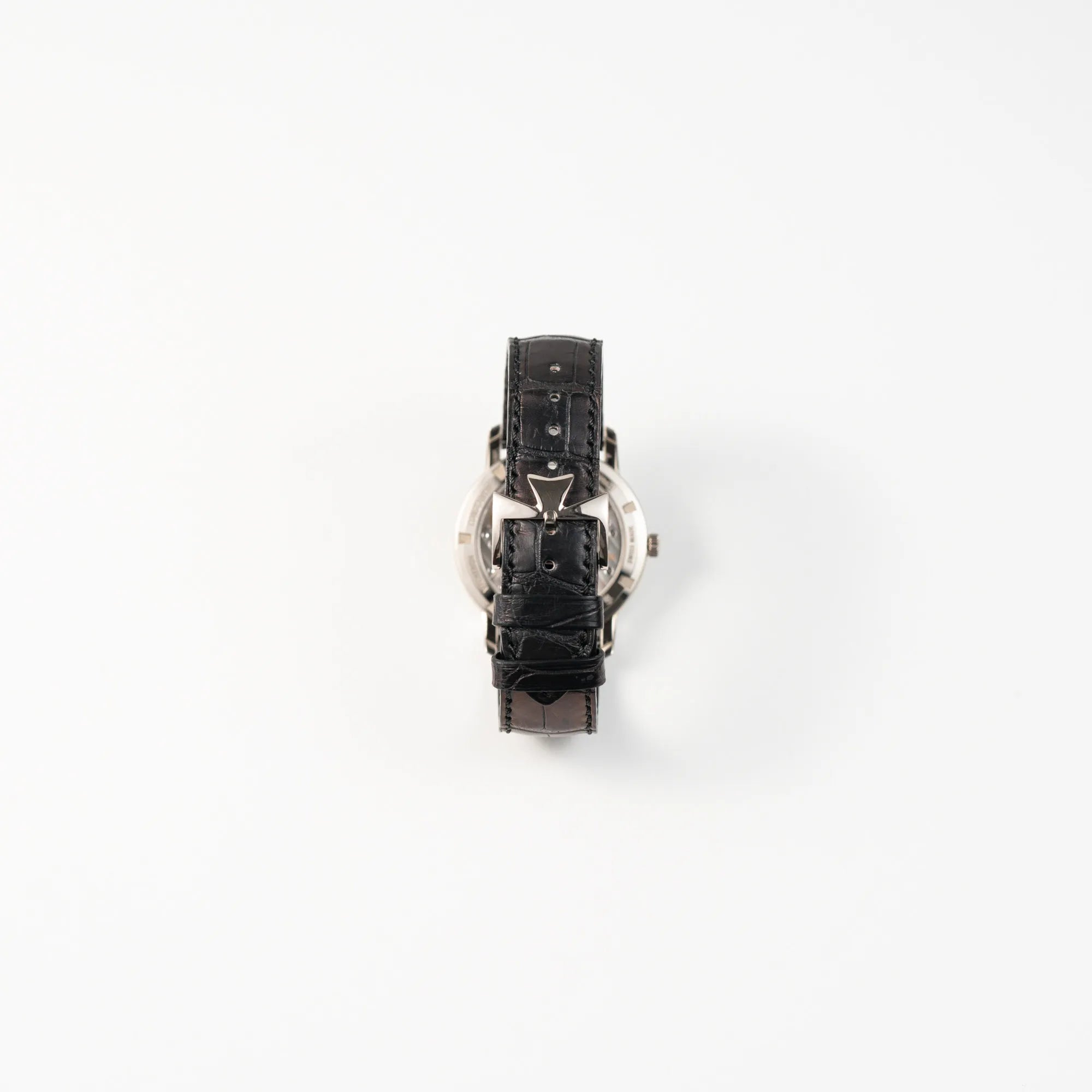 Blick auf die weißgoldene Scvhliesse im Design des Vacheron-Logos von der Vacheron Constantin Traditionelle 82172 mit weißem Zifferblatt und einem Weißgold-Gehäuse am braunem Lederband