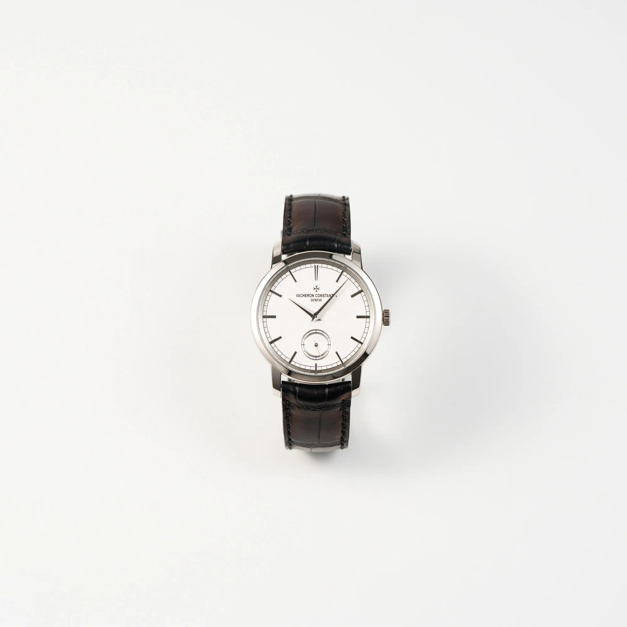 Frontale Ansicht der Vacheron Constantin Traditionelle 82172 mit weißem Zifferblatt und einem Weißgold-Gehäuse am braunem Lederband