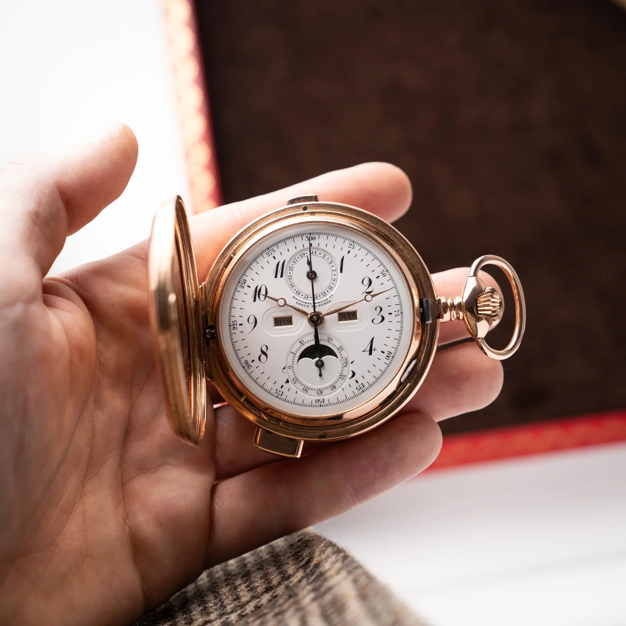 Mann hält die Vollkalender Taschenuhr aus 14 Karat Roségold mit viertel Stunden Repetition und Mondphase-Anzeige bei 6 Uhr in seiner Hand