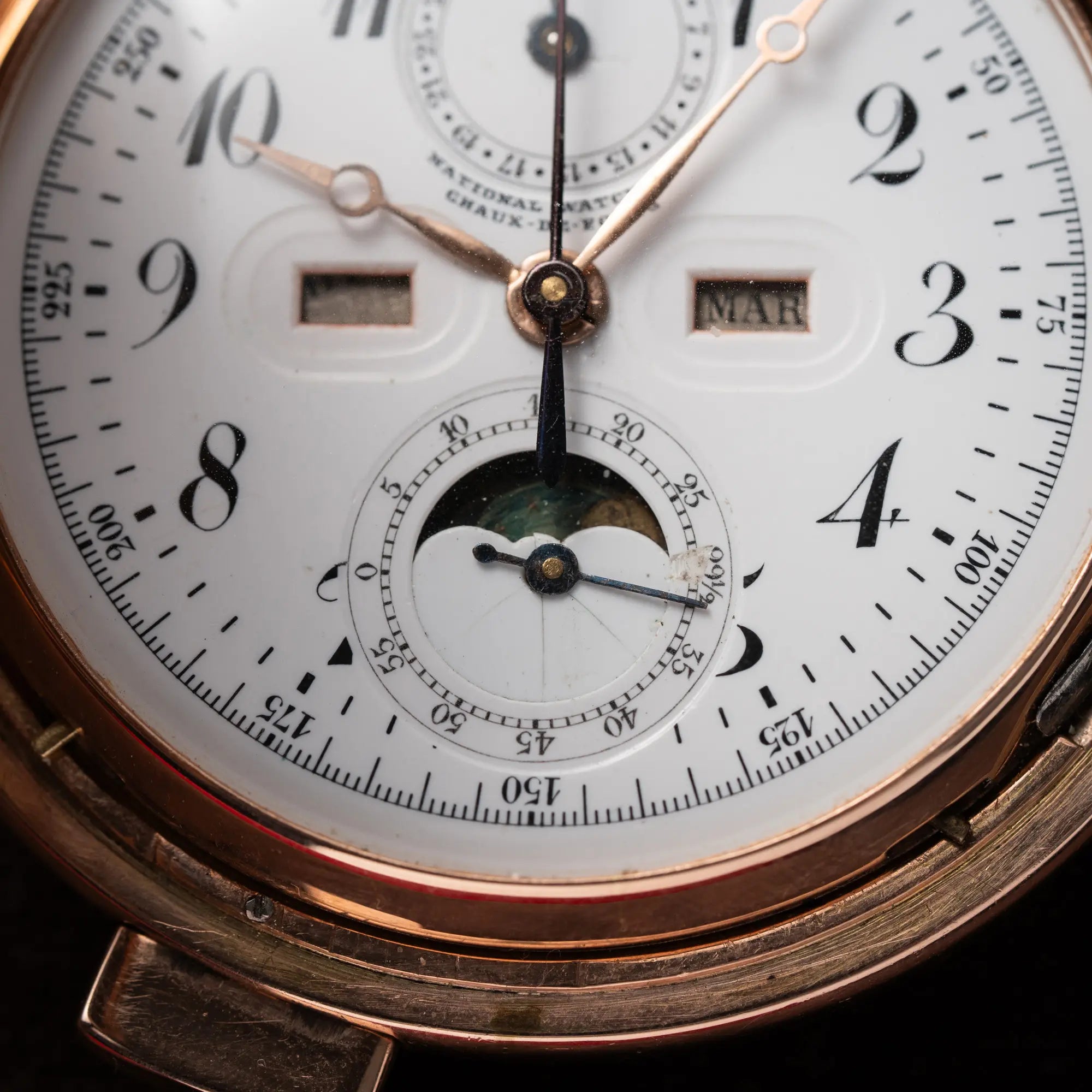 Detailaufnahme der Mondphase-Anzeige bei 6 Uhr von der Vollkalender Taschenuhr aus 14 Karat Roségold mit viertel Stunden Repetition mit weißem Zifferblatt
