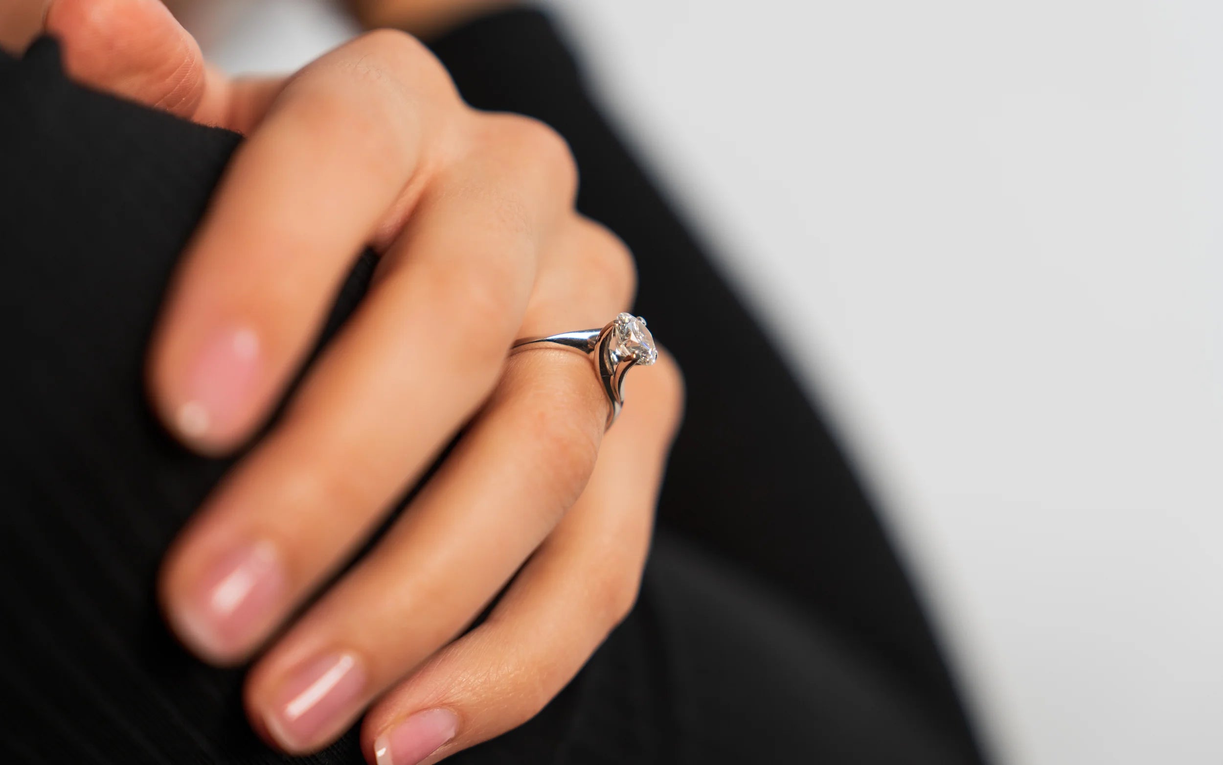 Frau trägt einen Verlobungsring aus Weißgold mit einem 1,75 Carat Brillant am Ringfinger