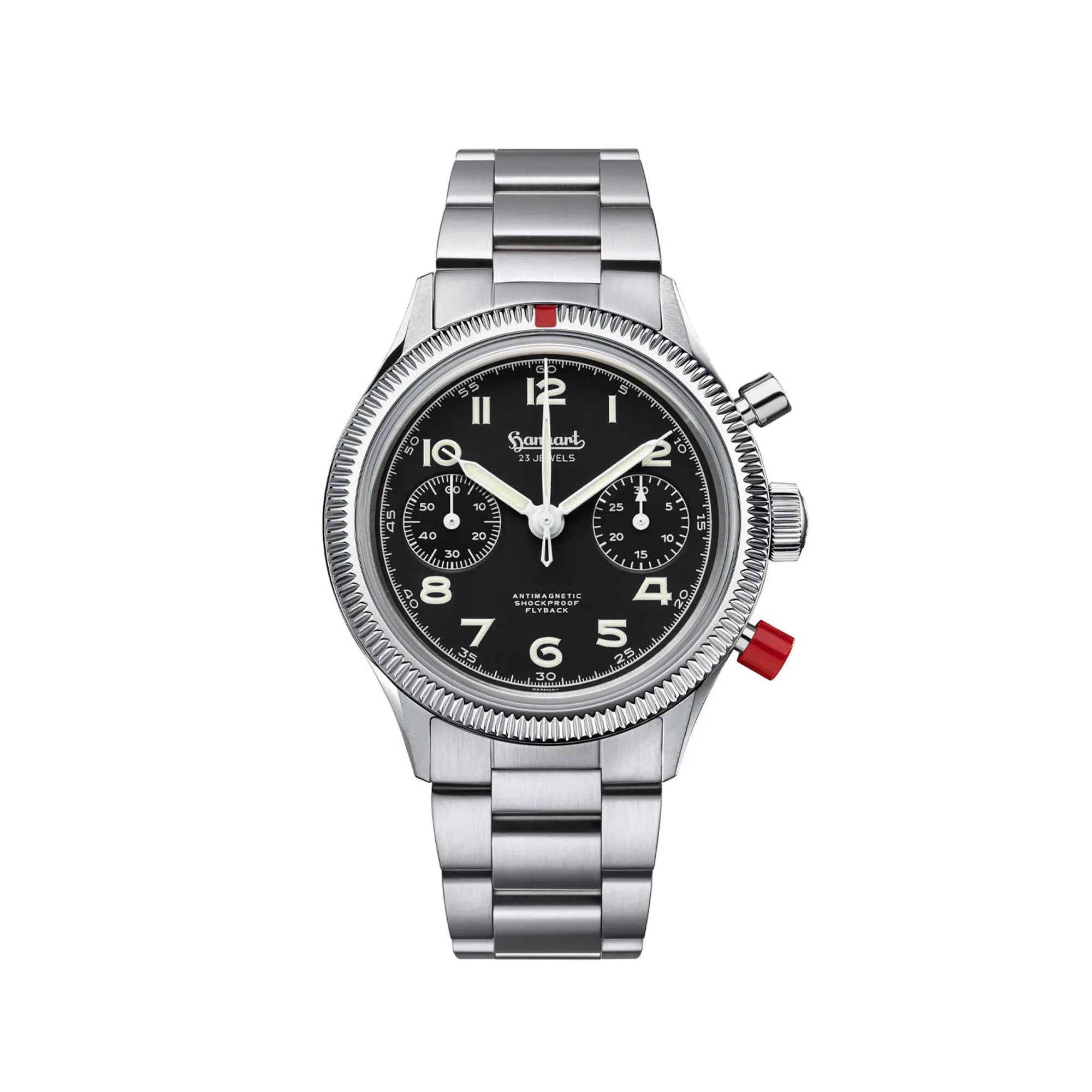Produktfotografie der Hanhart 417 ES 1954 Heritage Flyback mit 39mm-Gehäuse und schwarzem Zifferblatt am Edelstahlarmband