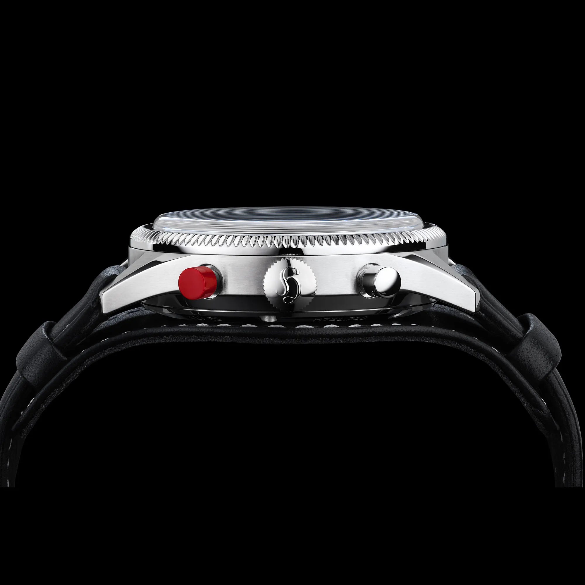 Blick auf die seitliche Gehäuseflanke der Hanhart 417 ES 1954 Heritage Flyback mit 39mm-Gehäuse und schwarzem Zifferblatt zeigt die Aufzugskrone und die Chronograph-Drücker